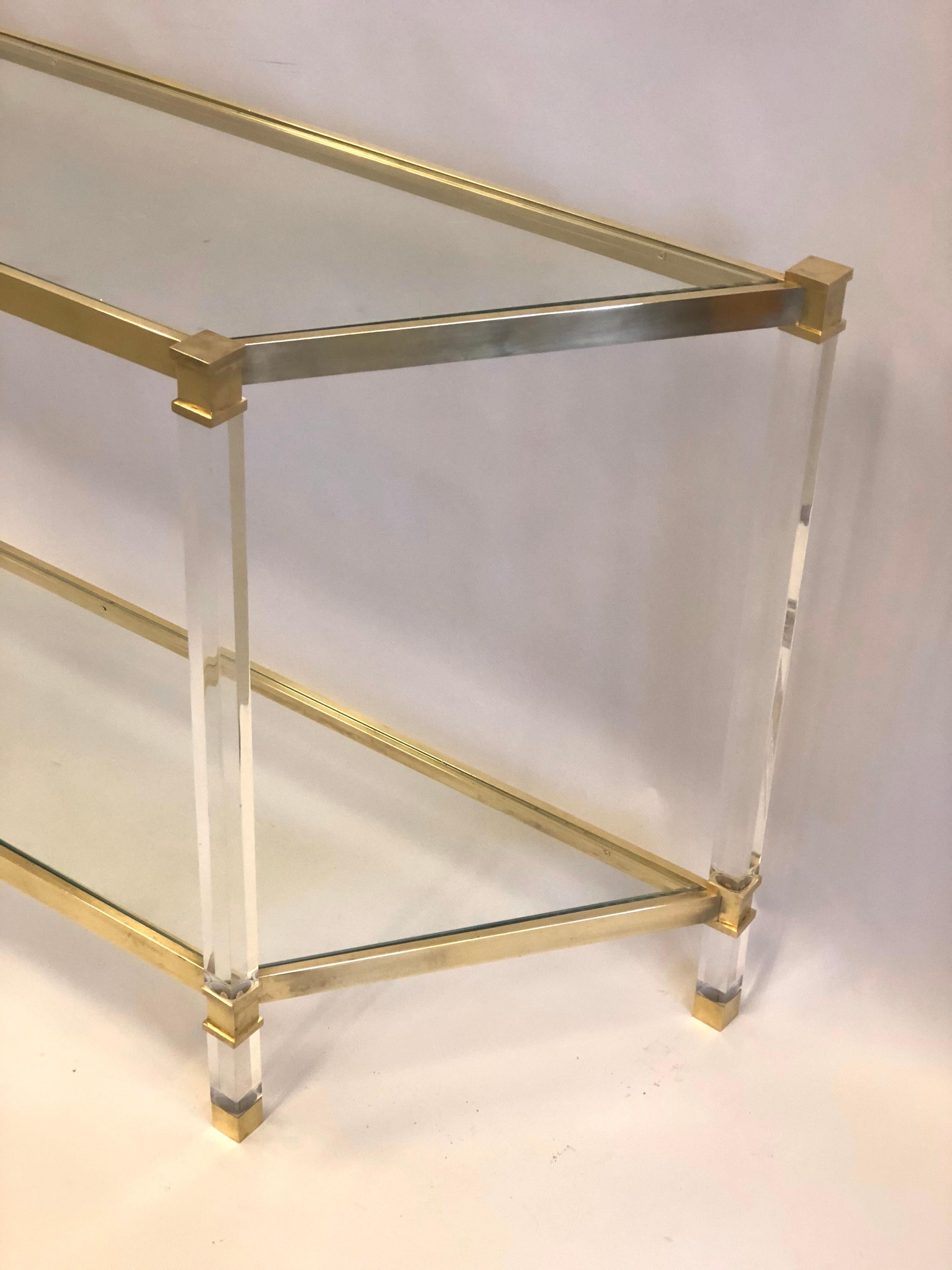 20ième siècle Console/table de canapé de forme trapézoïdale à double niveau en Lucite, laiton et verre en vente