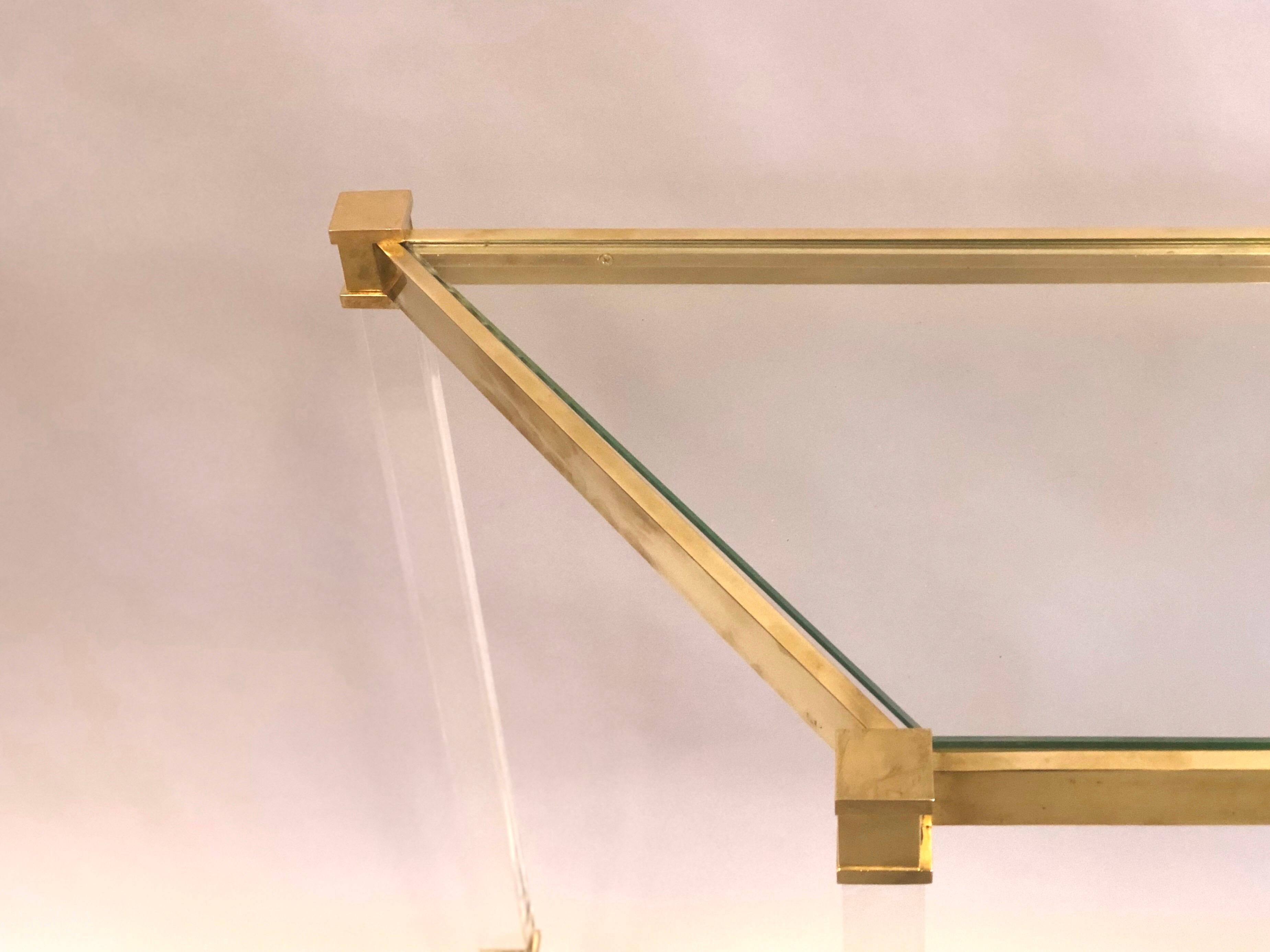 Laiton Console / table de salon française à deux niveaux en lucite, laiton et verre, Hermès en vente