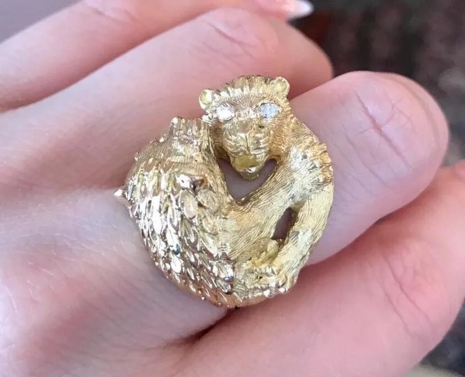 FRENCH Doppelter Löwe Schwerer strukturierter Ring mit Diamanten aus 18k Gelbgold im Zustand „Hervorragend“ in La Jolla, CA
