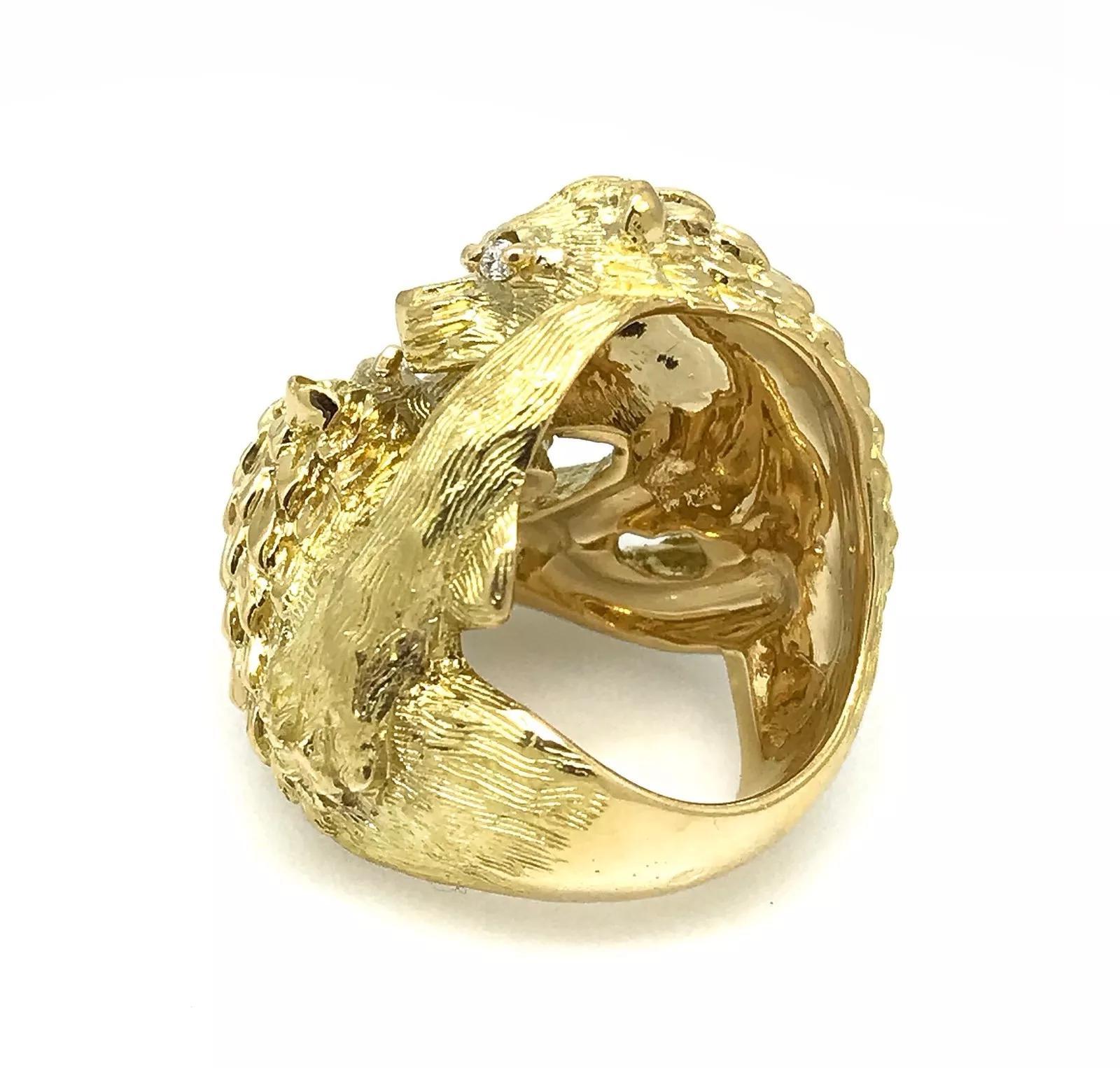 FRENCH Doppelter Löwe Schwerer strukturierter Ring mit Diamanten aus 18k Gelbgold 1