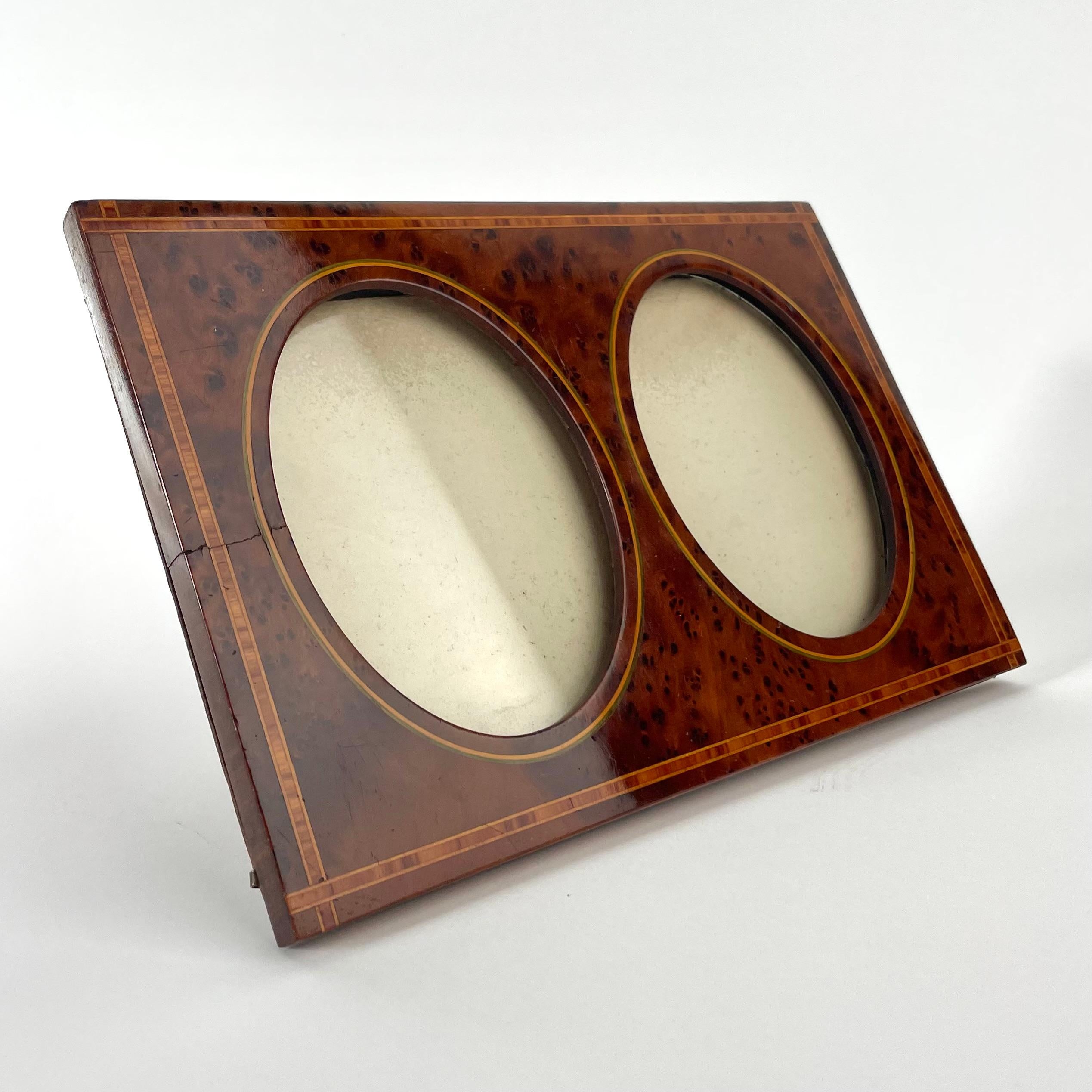 French Double Photo Frame in Thuja Root with Inlay, Early 20th Century In Good Condition For Sale In Knivsta, SE