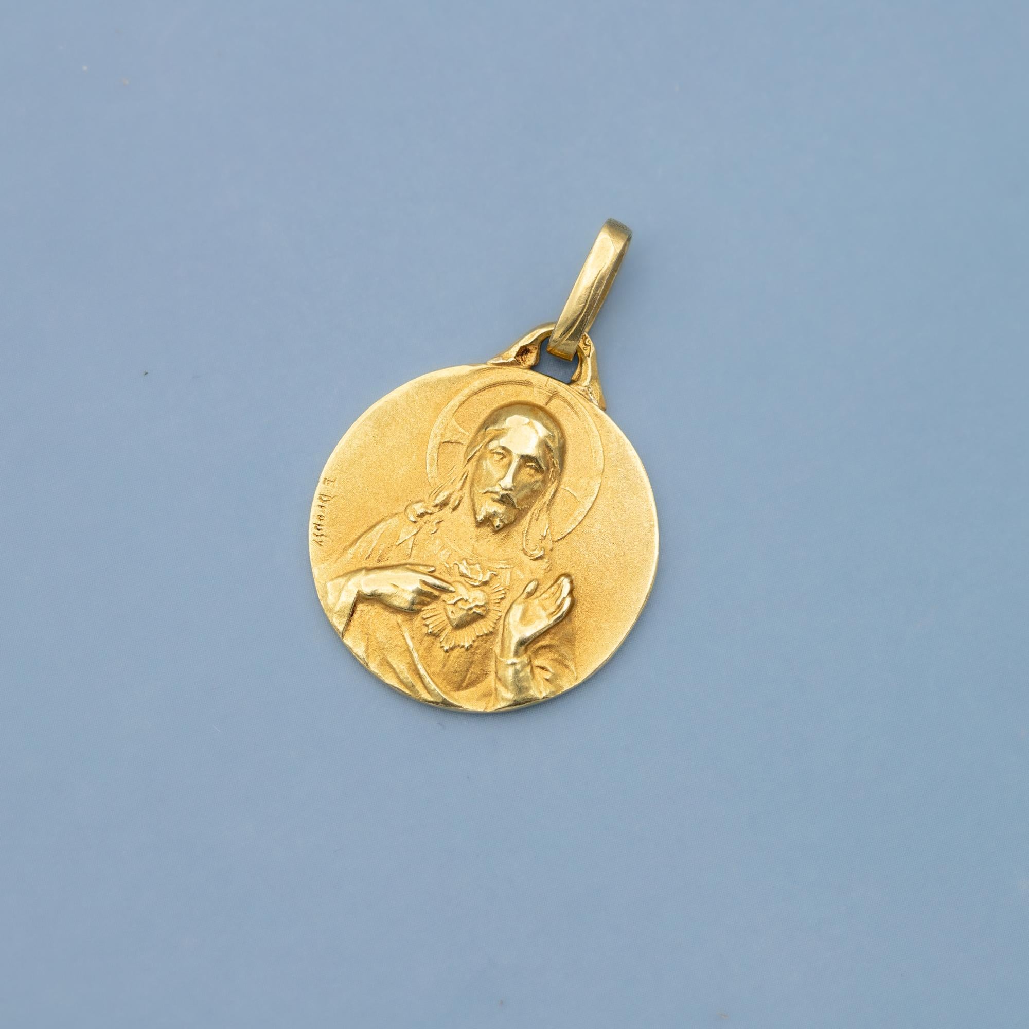 For sale is this lovely 18 karat yellow gold double sided medal with marvellous details. This lovely estate double sided medal is representing the Holy Sacred Heart of Jesus on one side and our lady of Scapular on the reverse. Both Jesus and Virgin