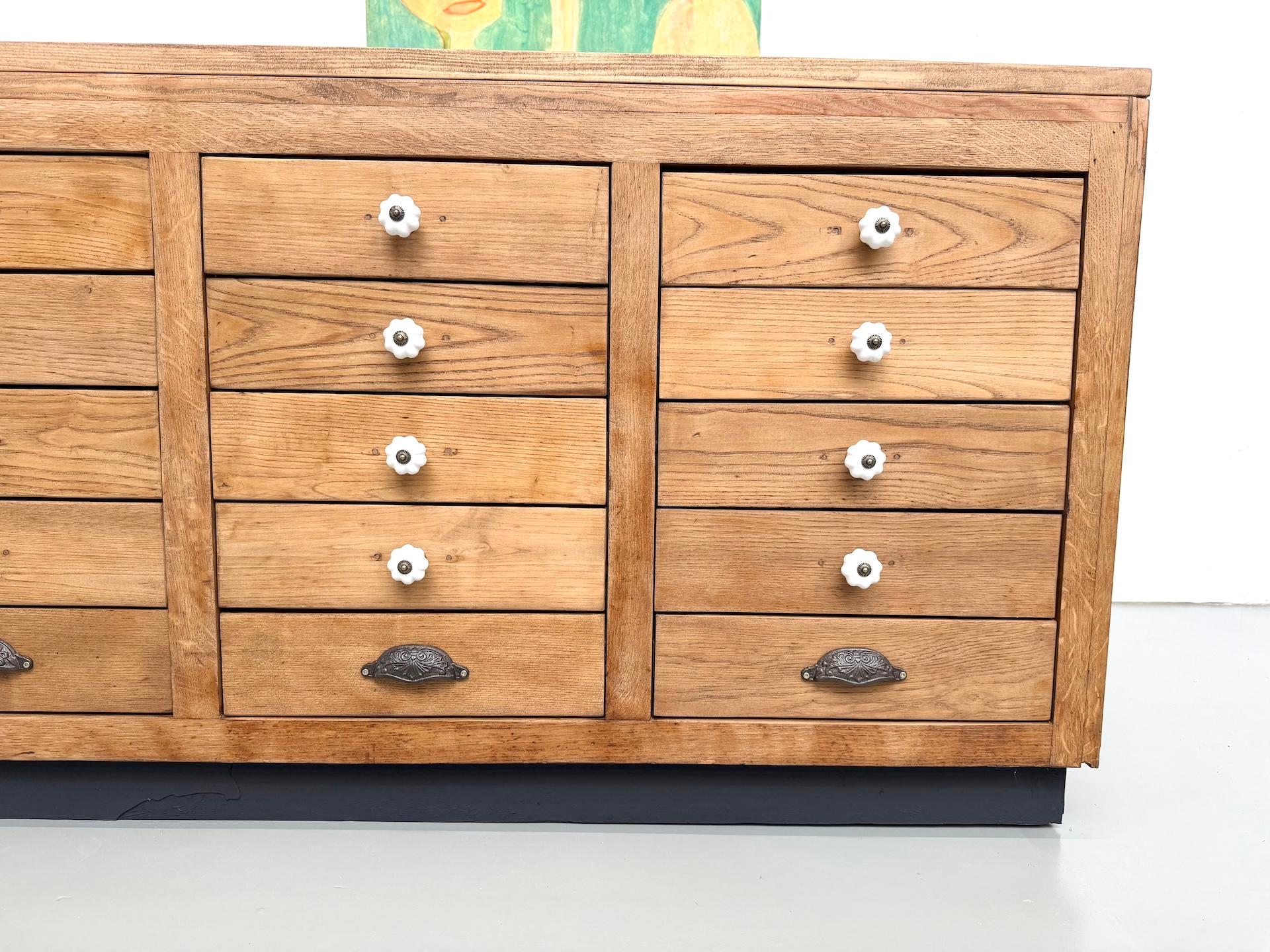 French double-sided shop counter in solid pine and oak, 1960s. For Sale 4