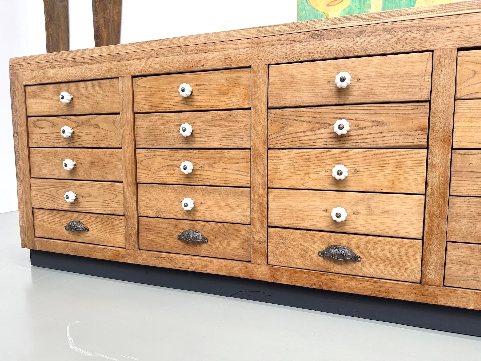 French double-sided shop counter in solid pine and oak, 1960s. For Sale 5