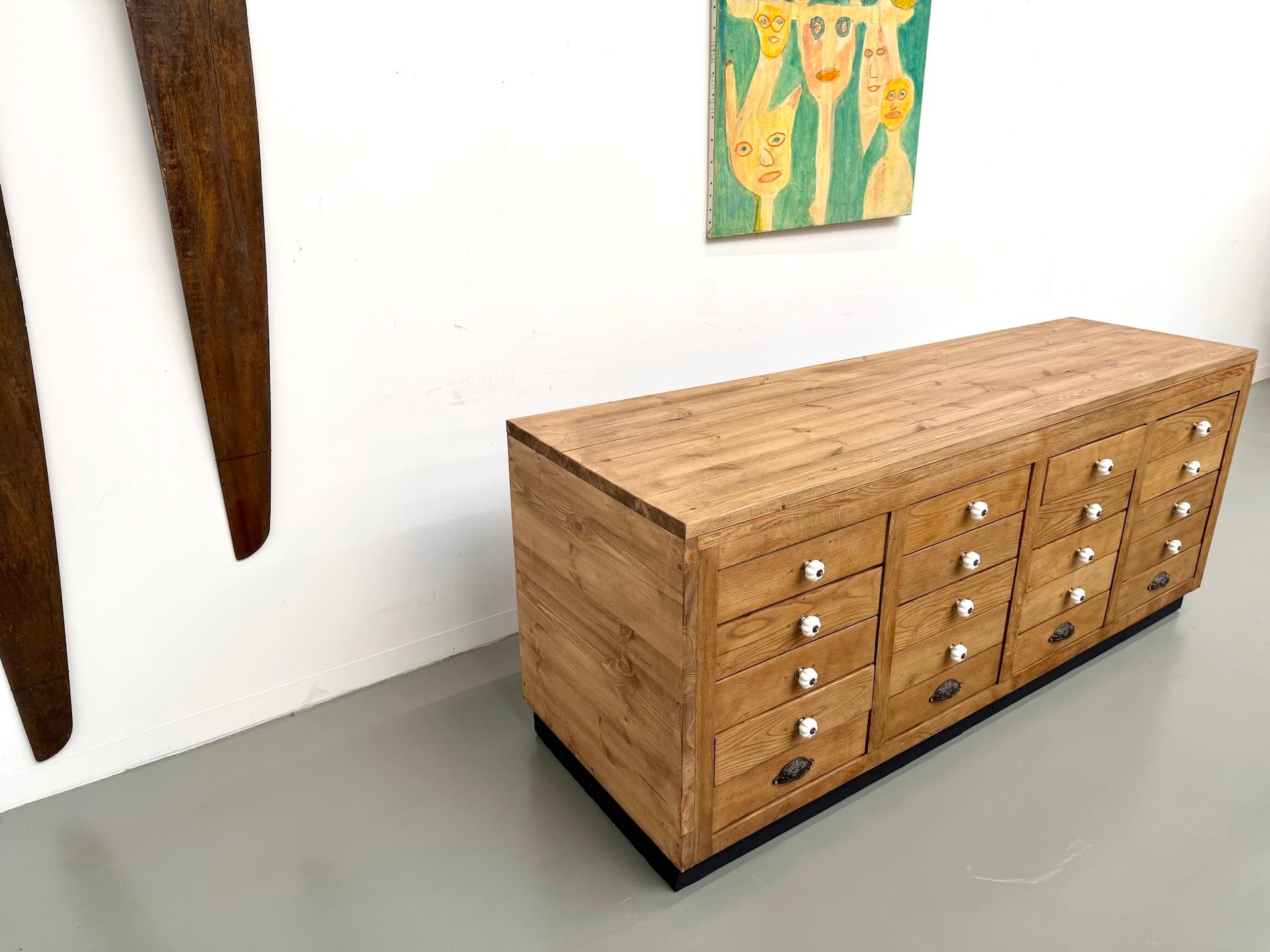 French double-sided shop counter in solid pine and oak, 1960s. For Sale 6