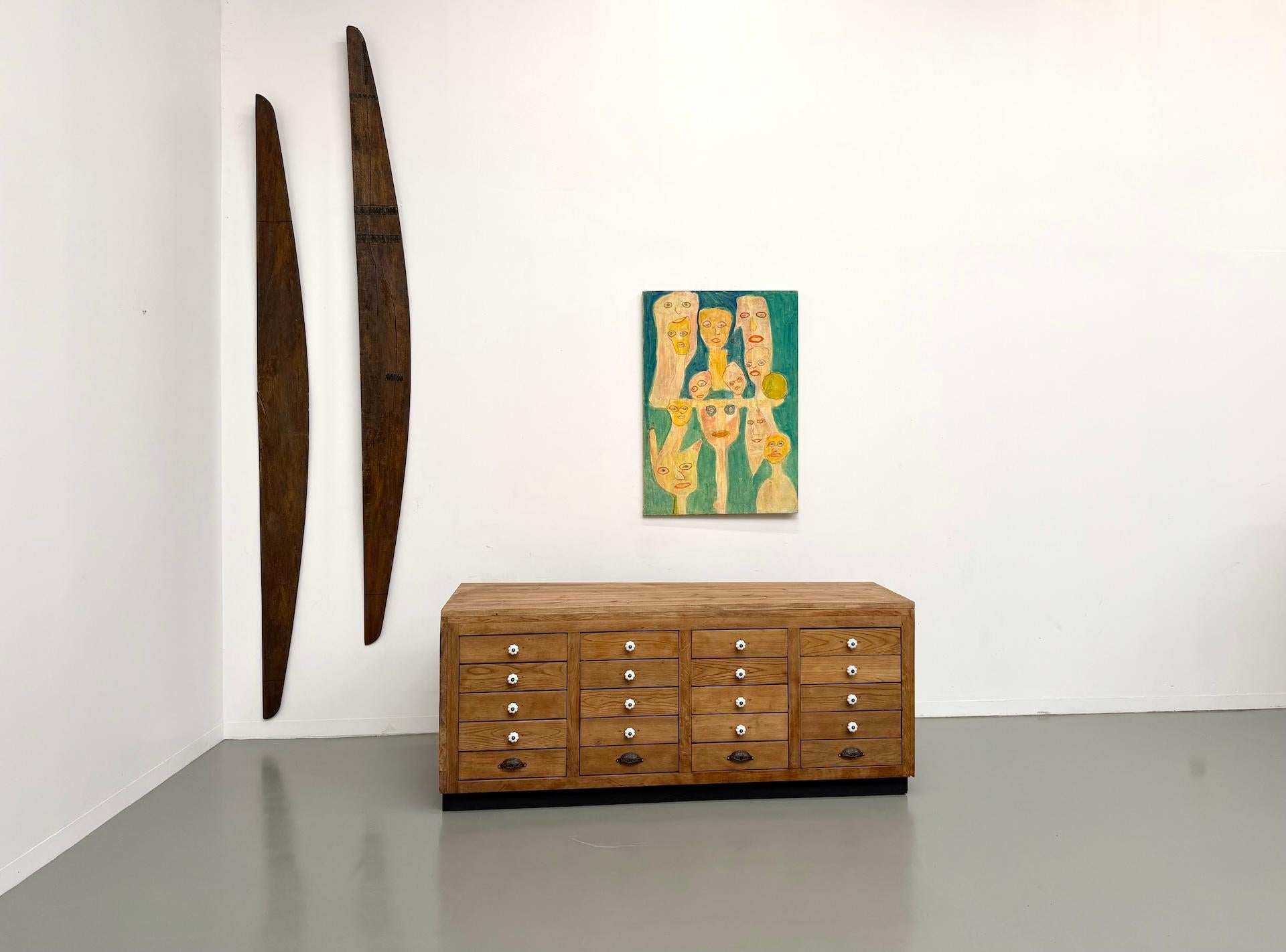 French double-sided shop counter in solid pine and oak, 1960s. For Sale 7