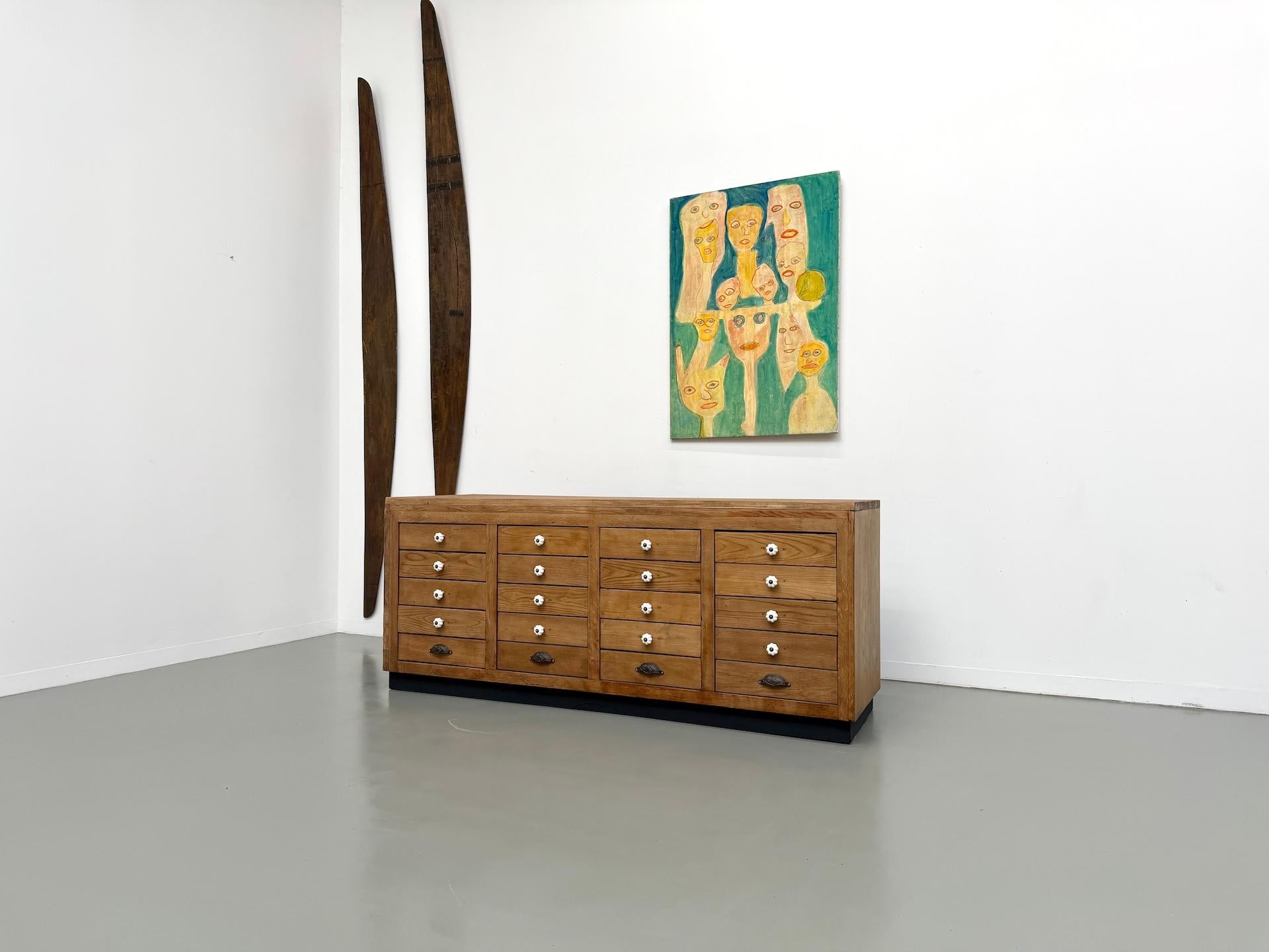 French double-sided shop counter in solid pine and oak, 1960s. For Sale 8