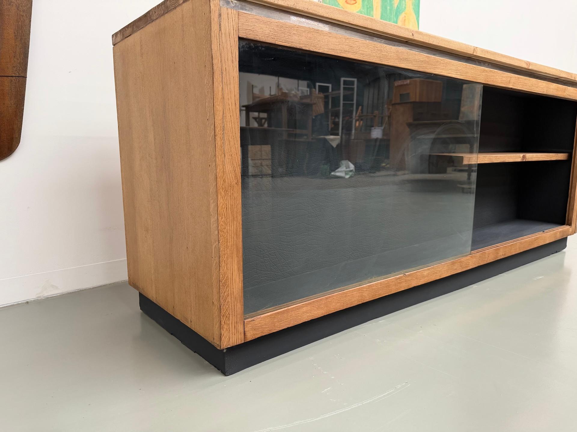 French double-sided shop counter in solid pine and oak, 1960s. For Sale 10