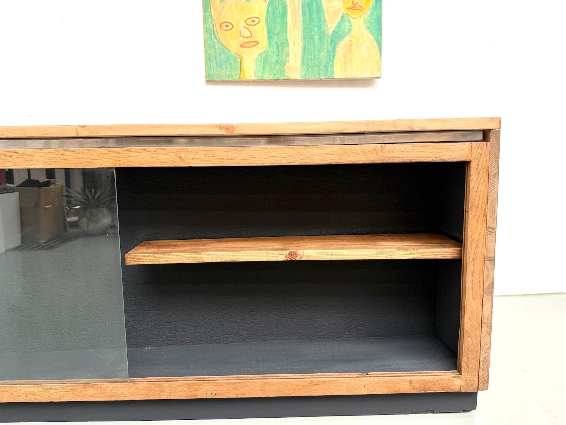 French double-sided shop counter in solid pine and oak, 1960s. For Sale 11
