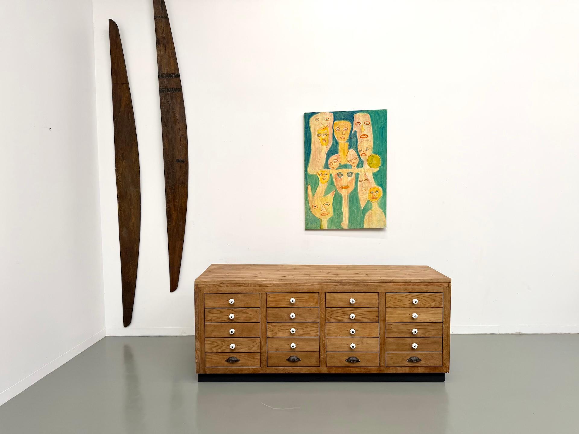 Double-sided shop counter in solid pine and oak, 1960s.

Fully restored and varnished, combining strength, character and practicality.
One side features a bevelled glass display, deeper on one end, with a single interior shelf (depth 21 to 16.5 cm).