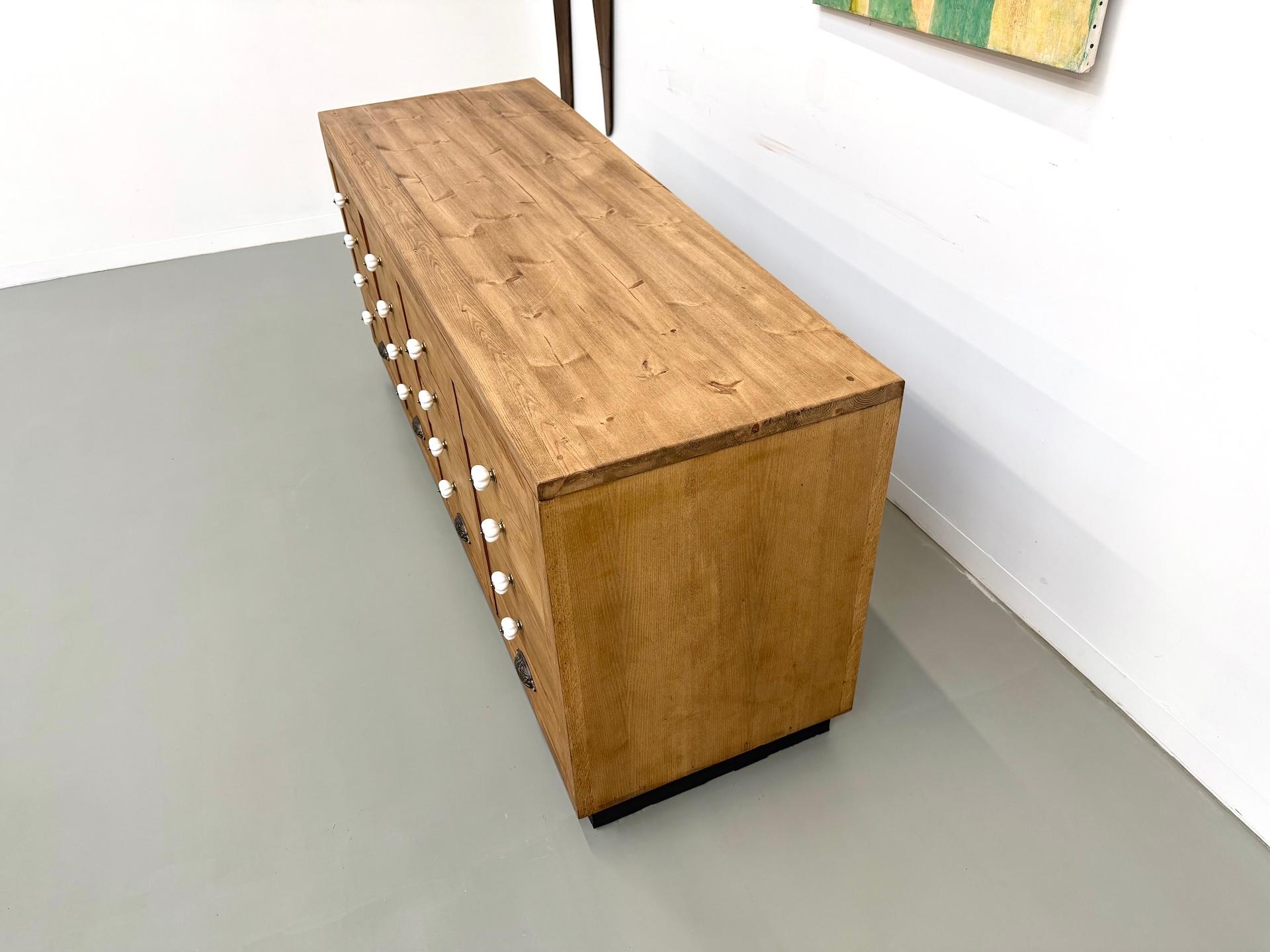 French double-sided shop counter in solid pine and oak, 1960s. In Good Condition For Sale In LYON, FR