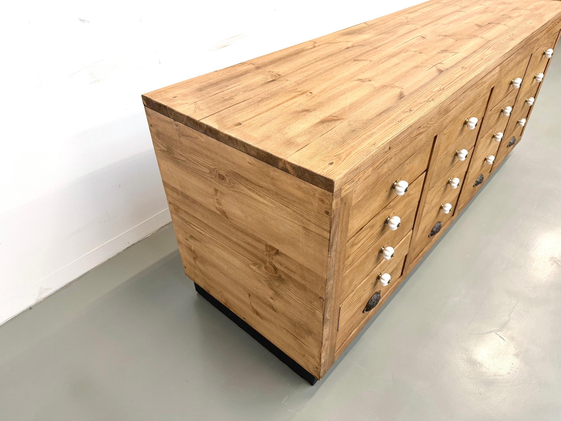 French double-sided shop counter in solid pine and oak, 1960s. For Sale 1