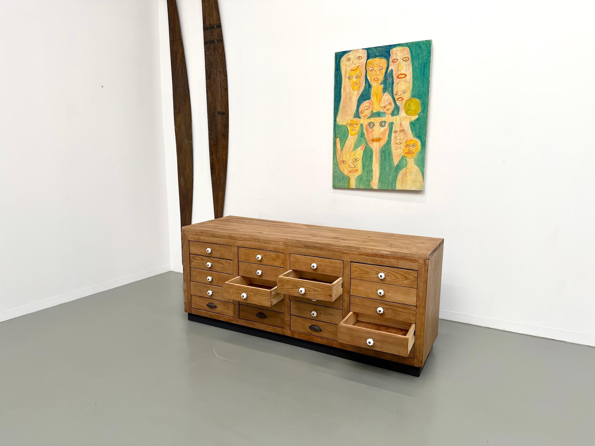 French double-sided shop counter in solid pine and oak, 1960s. For Sale 3