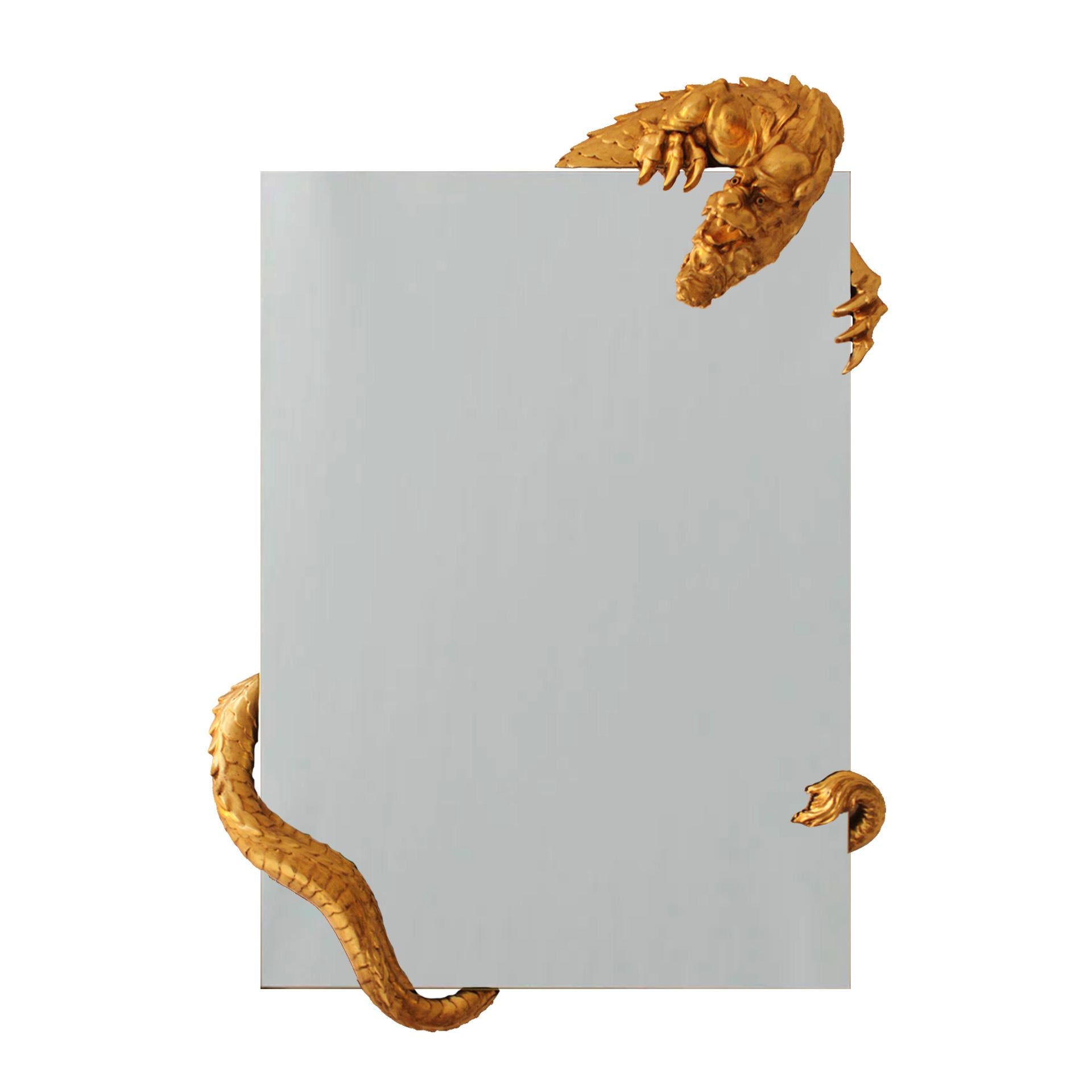 Specchio realizzato nello stile di Gabriel Viardot. Con un intaglio a mano rifinito in foglia d'oro di ispirazione orientale e con un'estetica da cineseria giapponese che si adatta al gusto europeo e alle tendenze deco dell'inizio del XX secolo.