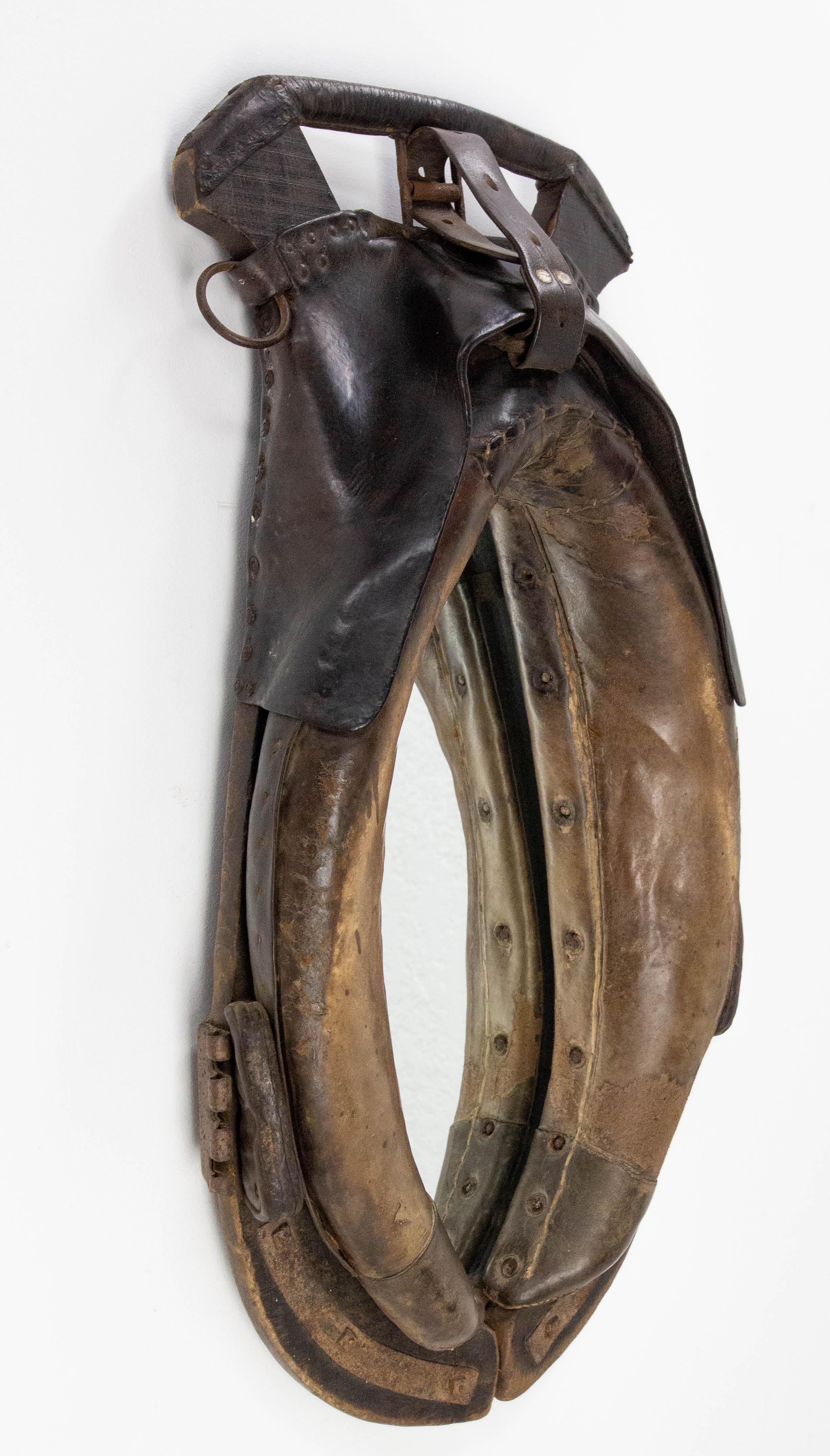 Yugo de caballo de tiro utilizado como marco para un espejo 
Cuero, madera y hierro, todo original
Excelente para una decoración occidental
El espejo se montó en 1960


Buen estado antiguo con signos de uso que hacen todo el encanto de esta