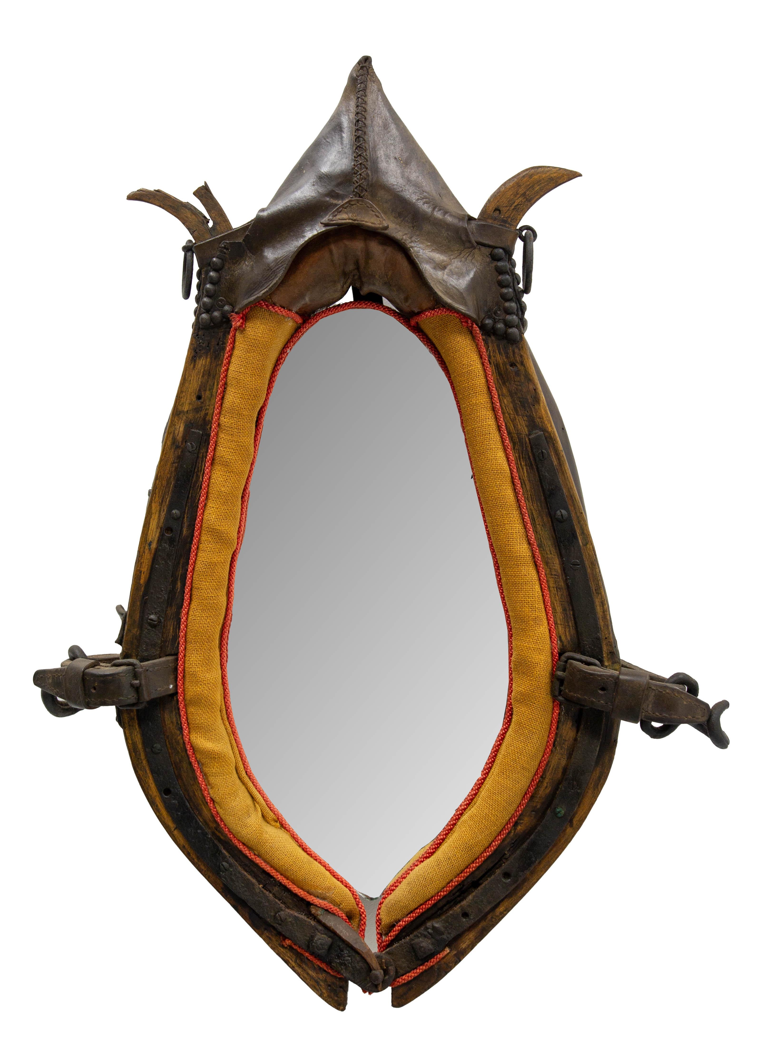 Draught horse yoke used as a frame for a mirror 
Leather, wood and iron all original
Excellent for a western decoration
The mirror was mounted in 1960

Good antique condition with signs use that make all the charm of this piece

Shipping:
L60 / 18