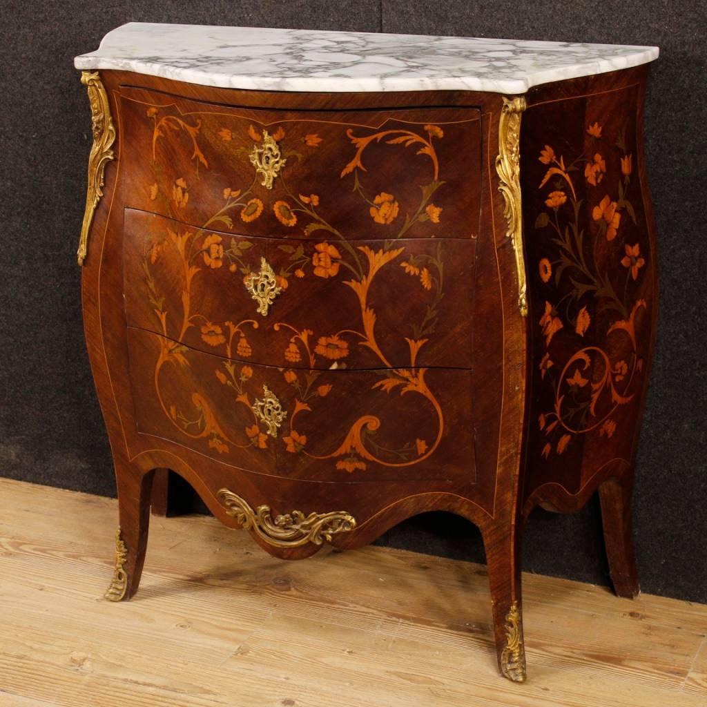 French chest of drawers in Louis XV style. Dresser from the mid-20th century, nicely inlaid with floral decorations in mahogany, rosewood, maple, tulipwood and fruitwood. Non-original marble top, replaced during the 20th century, in excellent
