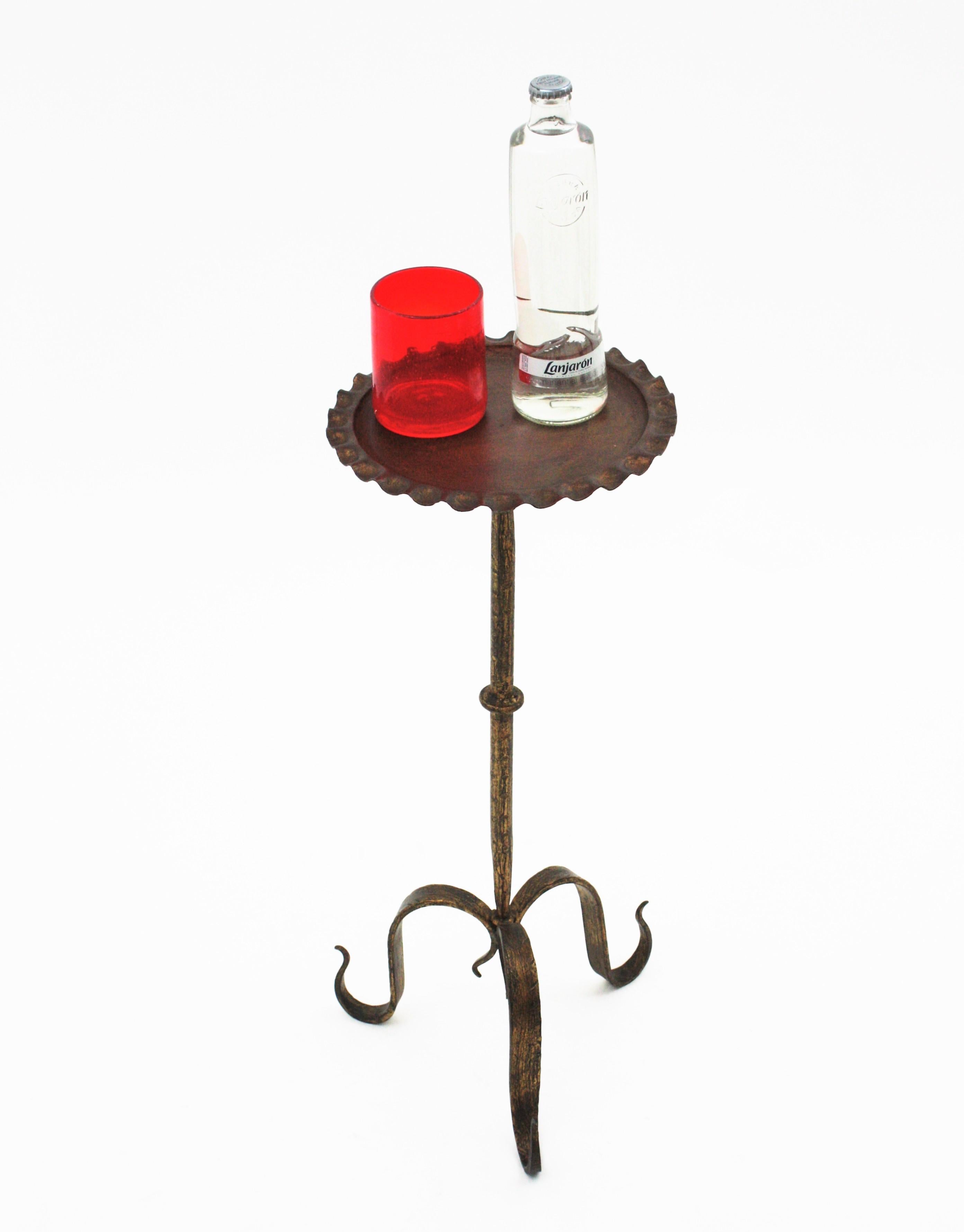 Mid-Century Modern Table à boissons / Table d'appoint / Table à Martini en fer doré avec plateau ondulé en vente