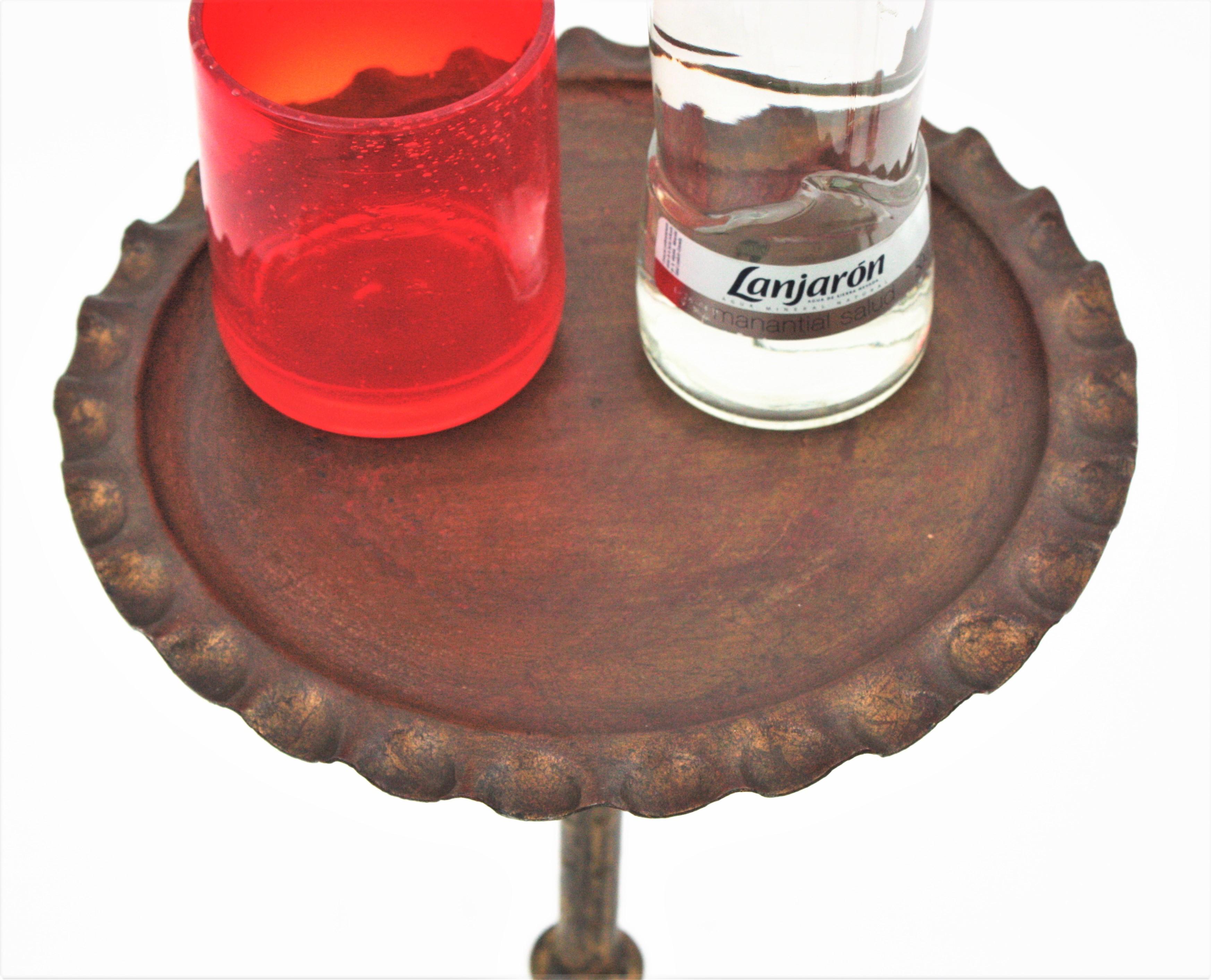 Métal Table à boissons / Table d'appoint / Table à Martini en fer doré avec plateau ondulé en vente