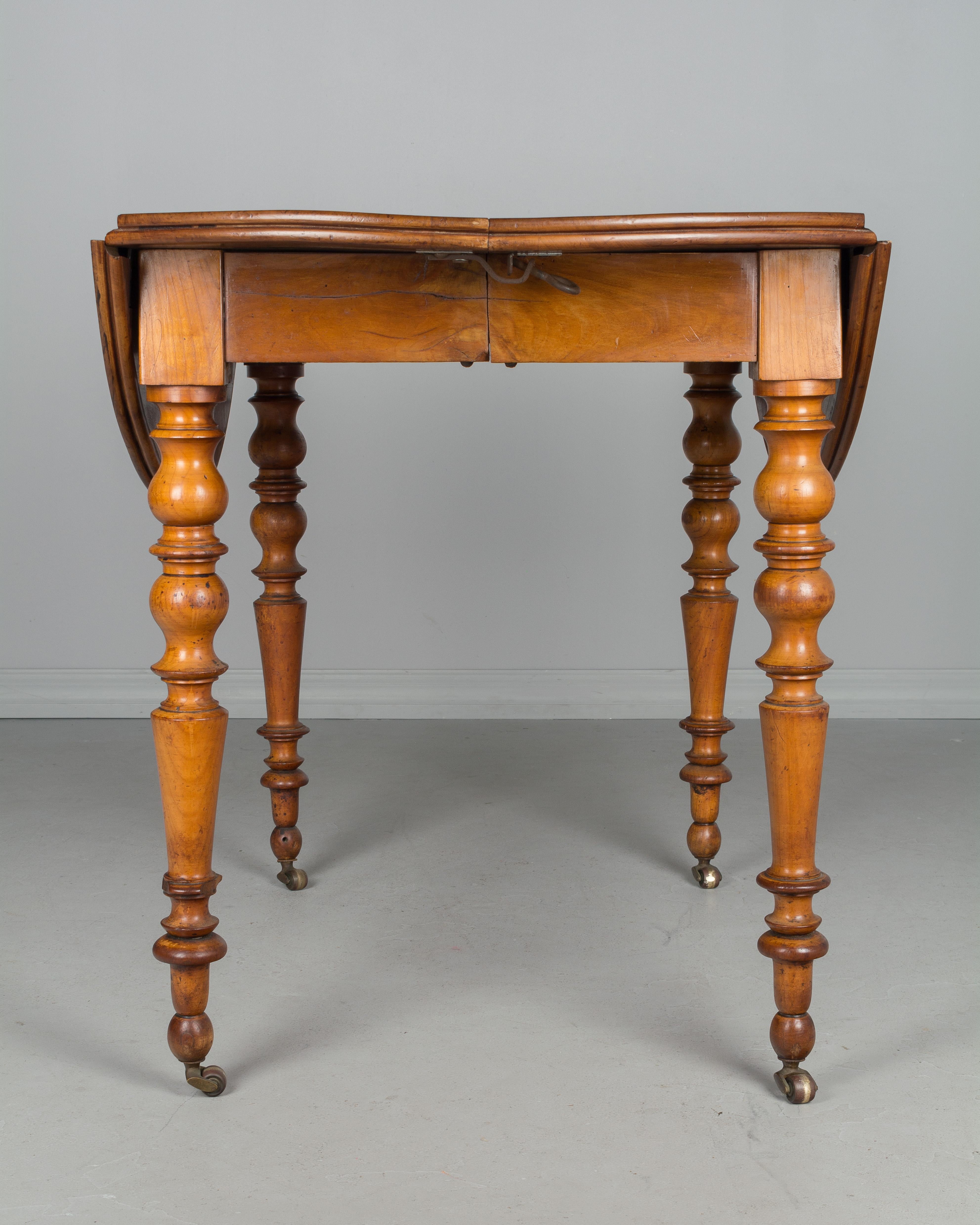 French Drop-Leaf Dining Table (Gegossen)