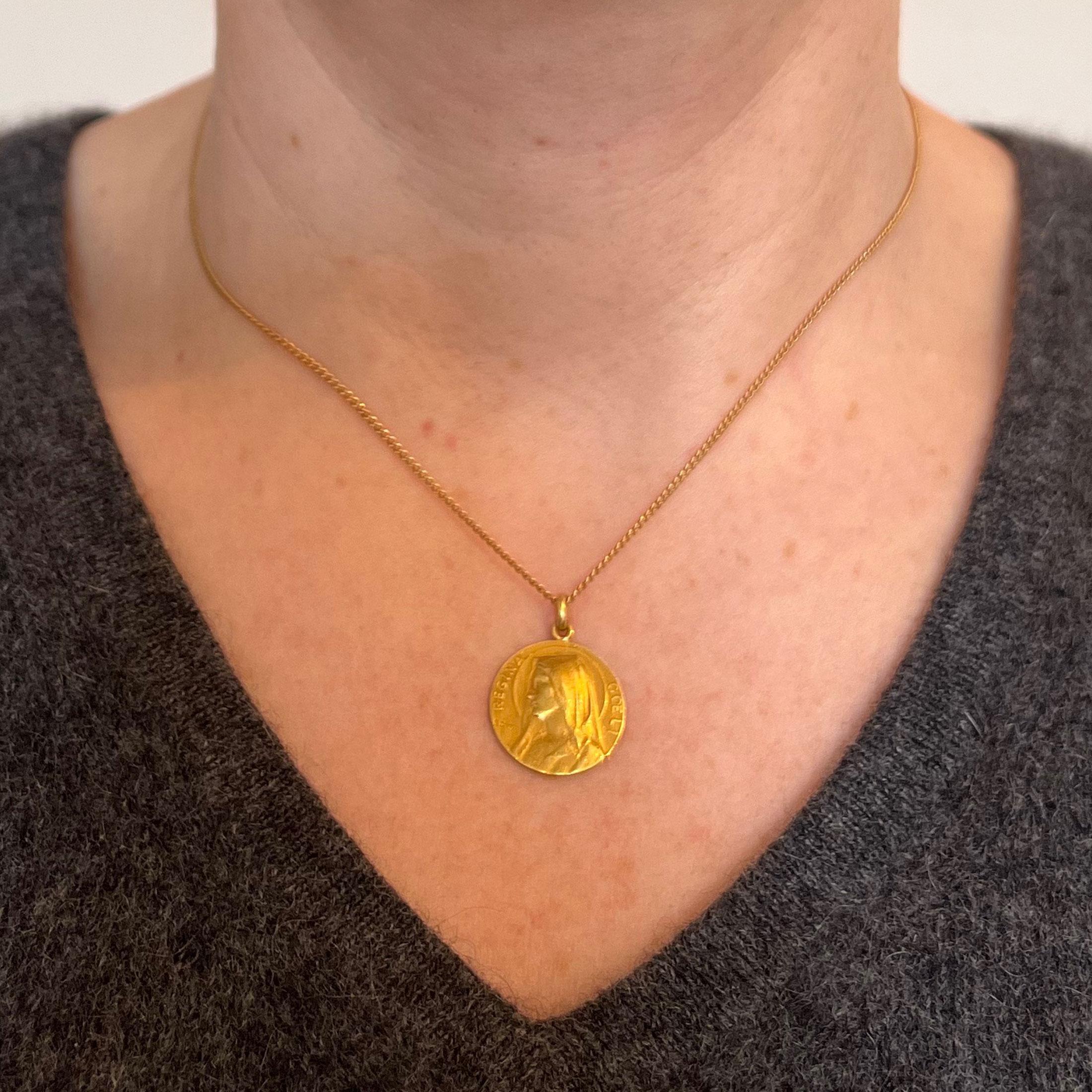 Pendentif breloque française en forme de Vierge Marie en or jaune 18 carats Pour femmes en vente