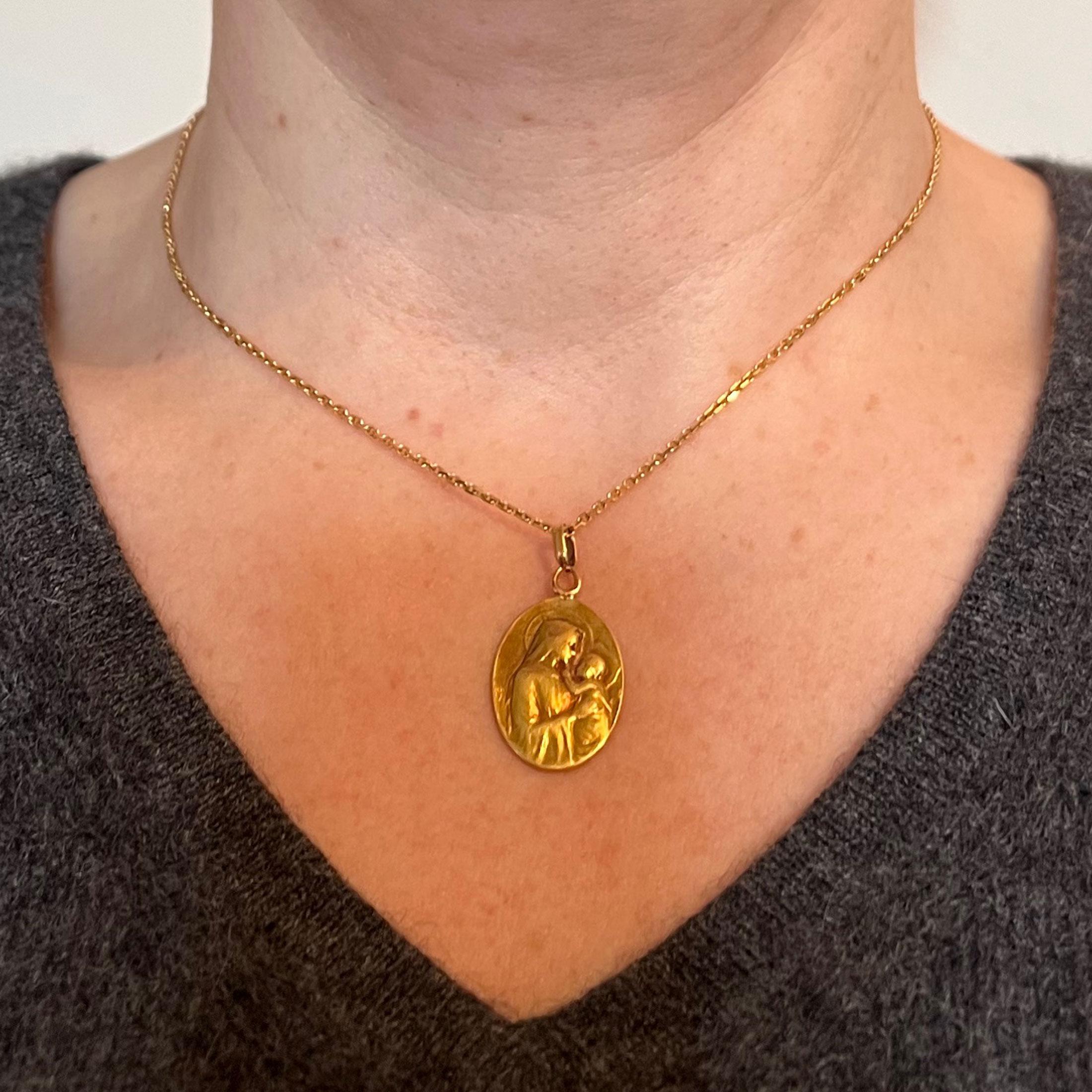 French Dropsy Madonna and Child 18k Yellow Gold Charm Pendant In Good Condition For Sale In London, GB