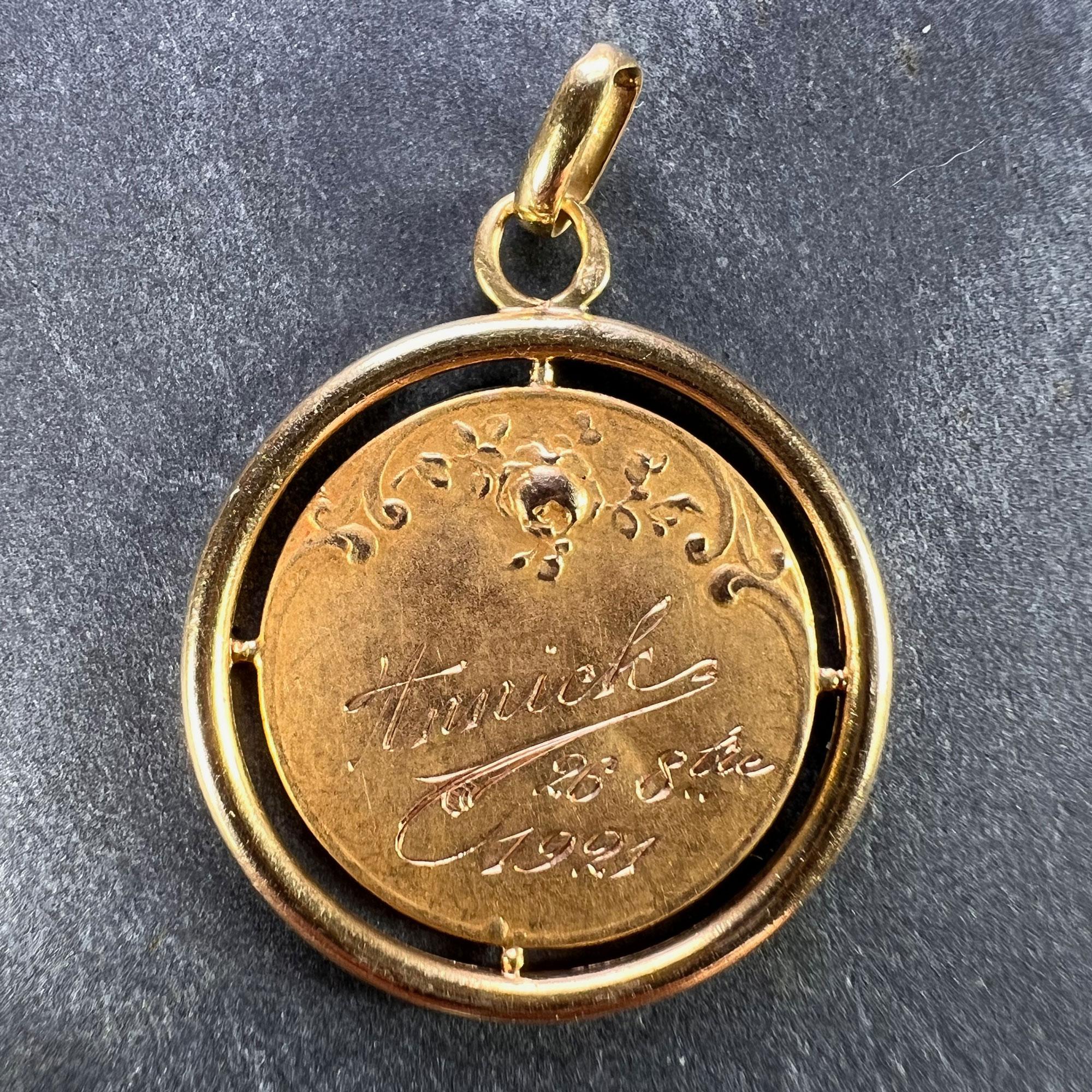 French Dropsy Madonna and Child 18K Yellow Gold Medal Pendant In Good Condition For Sale In London, GB