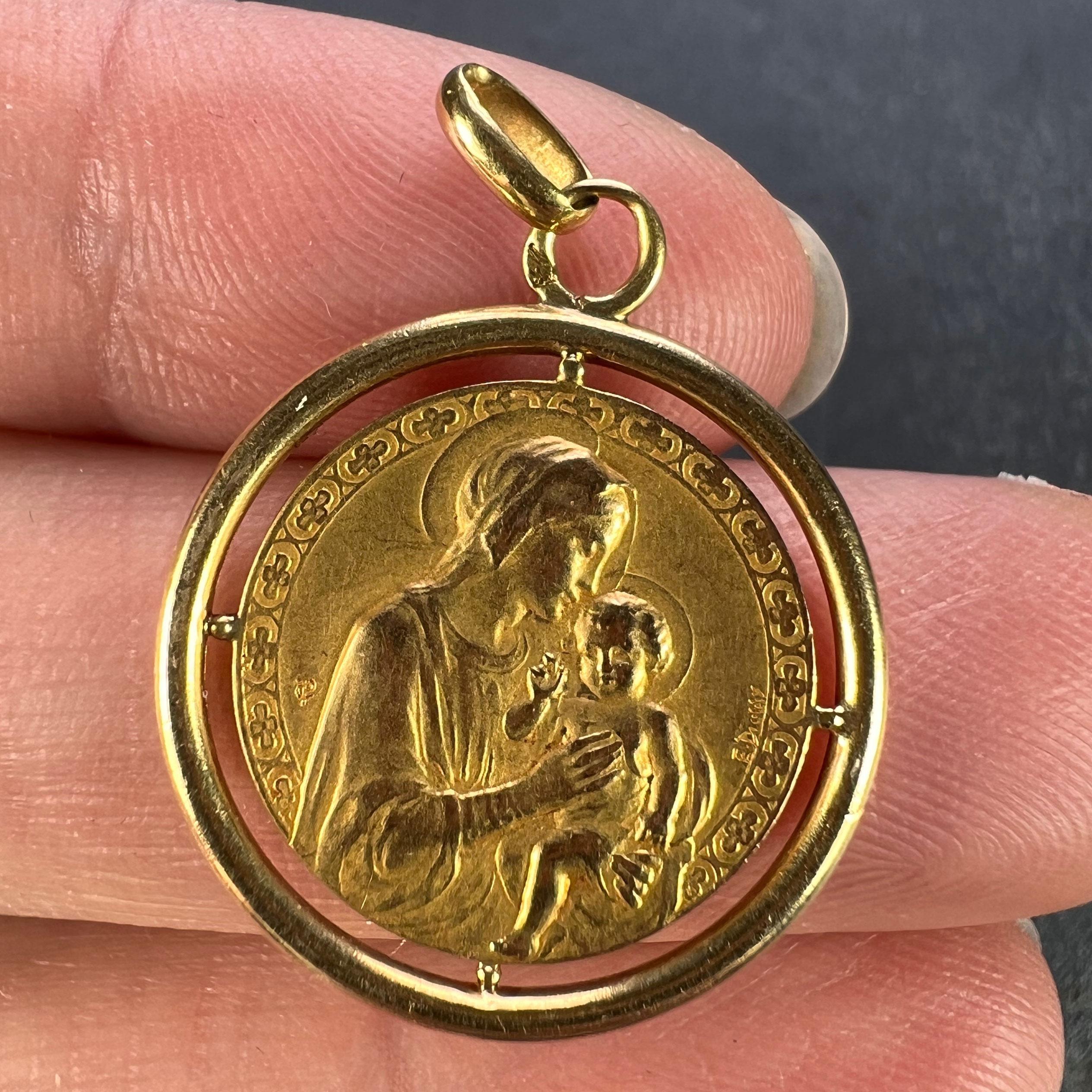 French Dropsy Madonna and Child 18K Yellow Gold Medal Pendant For Sale 1