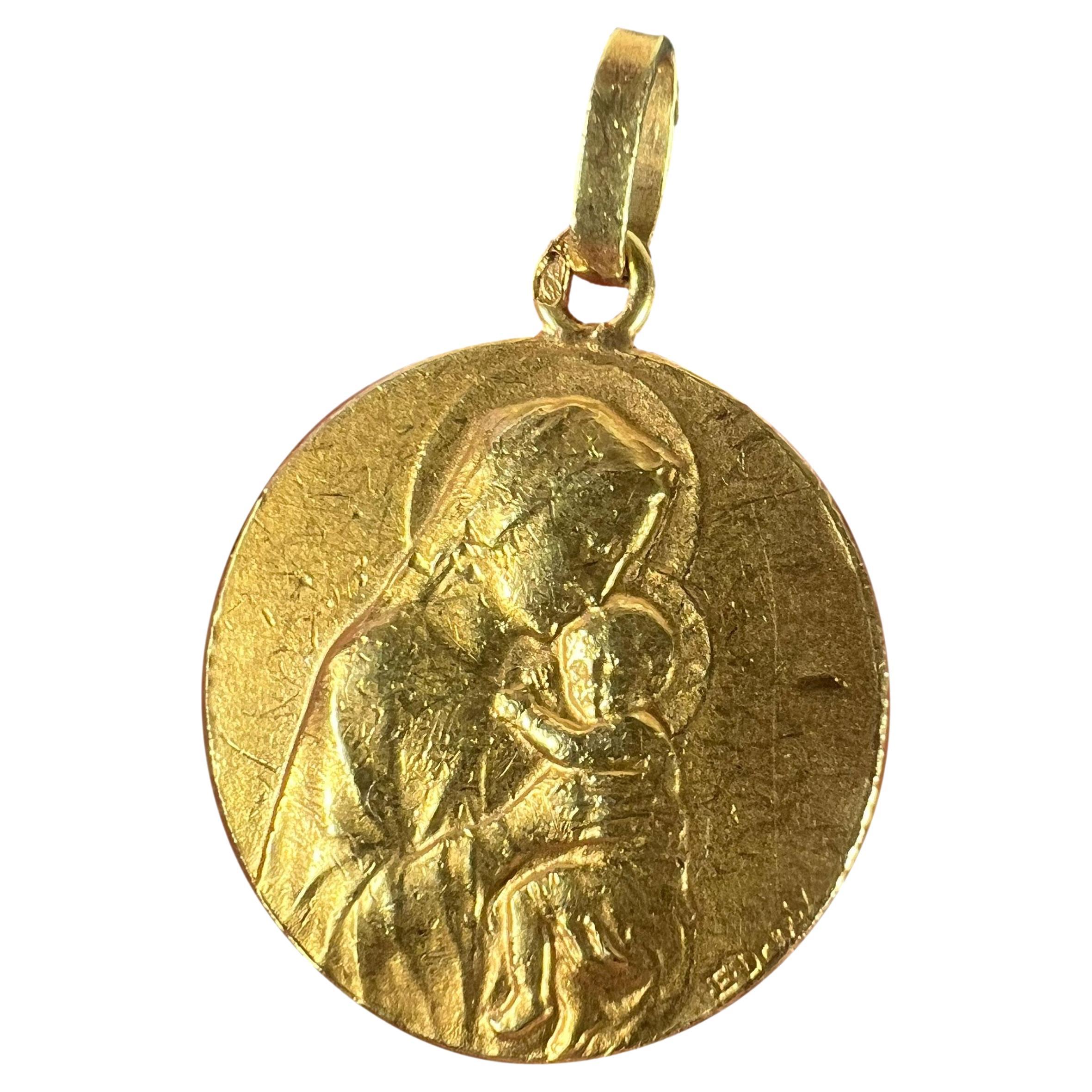 Ciondolo a forma di Madonna e Bambino in oro giallo 18 carati con medaglia religiosa