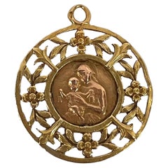 Pendentif en or jaune rose 18 carats représentant la Vierge et l'Enfant de Dropsy français 