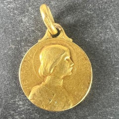 Colgante de oro amarillo de 18 quilates con dijes de Juana de Arco de ORIA