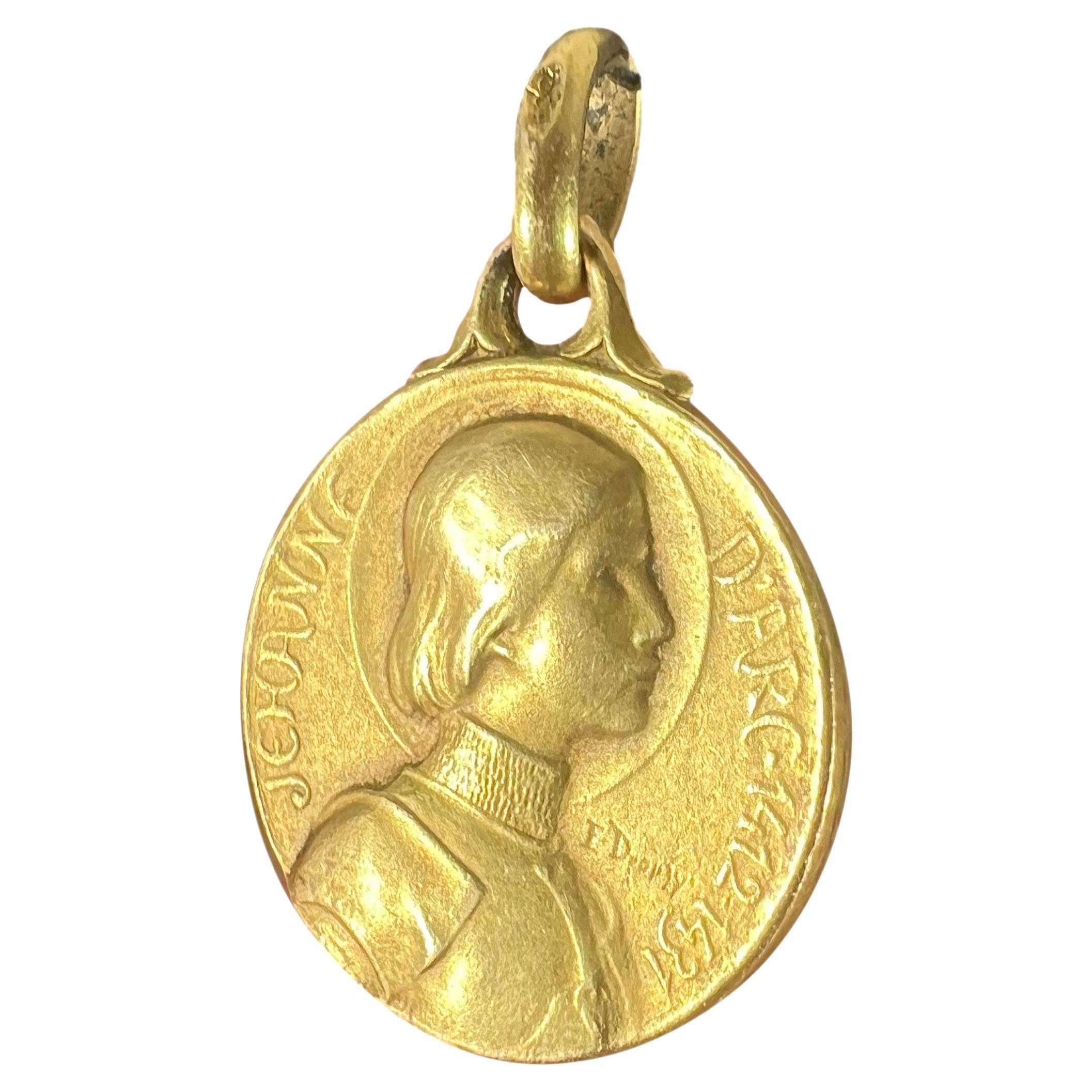 Pendentif à breloques en or jaune 18K ORIA Jeanne d'Arc roulée en vente