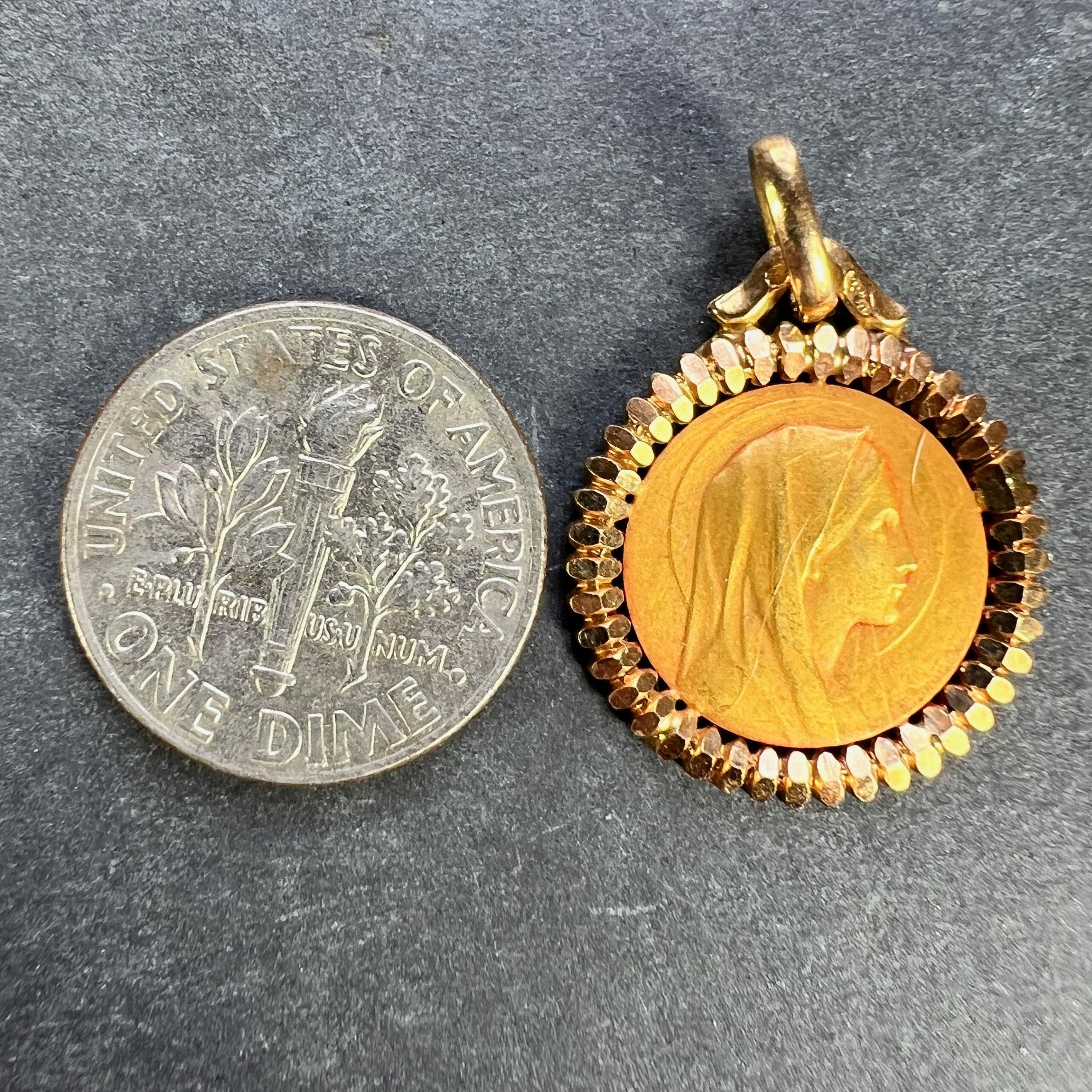 Pendentif français Dropsy Perriat Virgin Mary en or jaune 18 carats avec médaille religieuse en vente 6