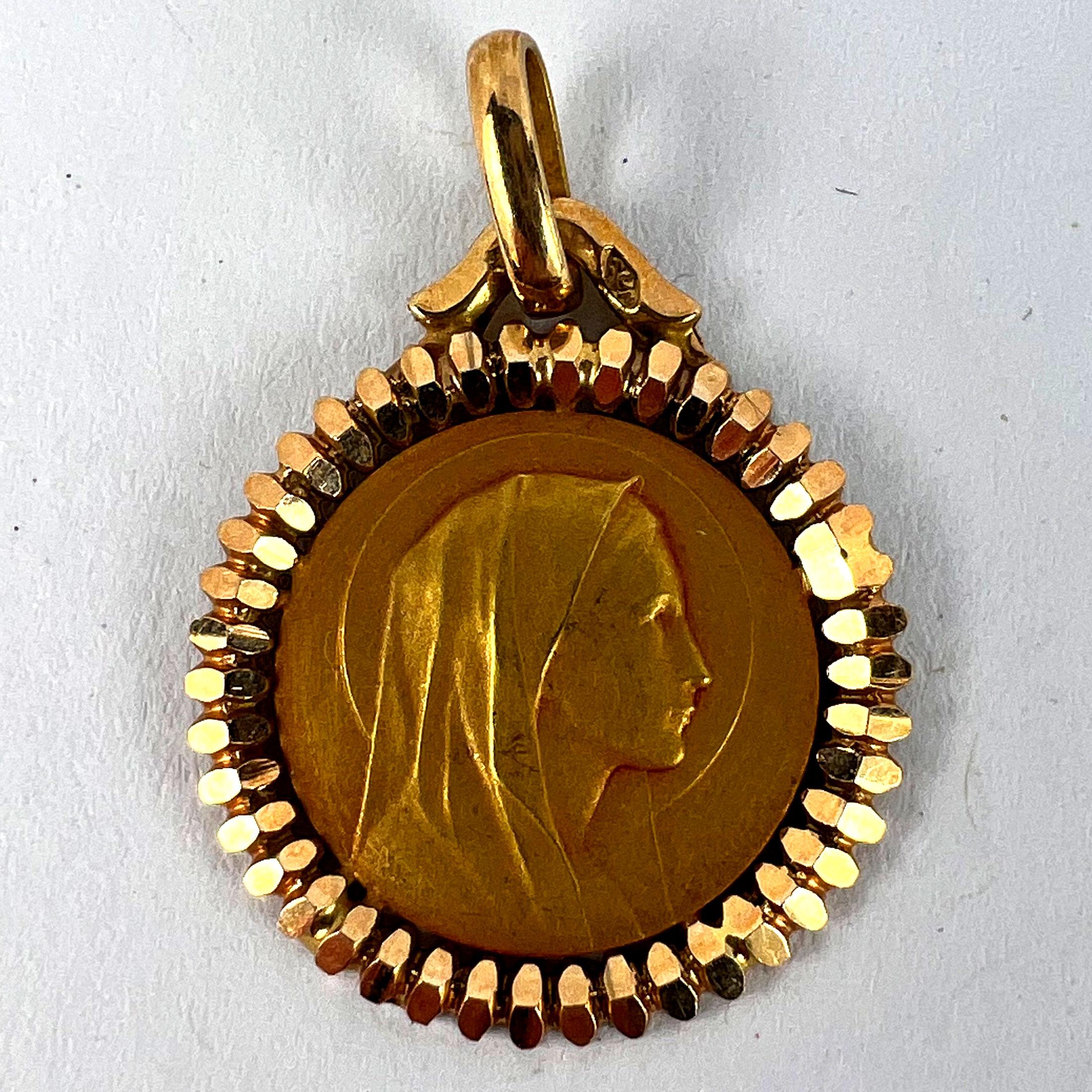 Colgante de Medalla Religiosa de Oro Amarillo de 18 quilates de la Virgen María de Perriat de Francia en venta 7