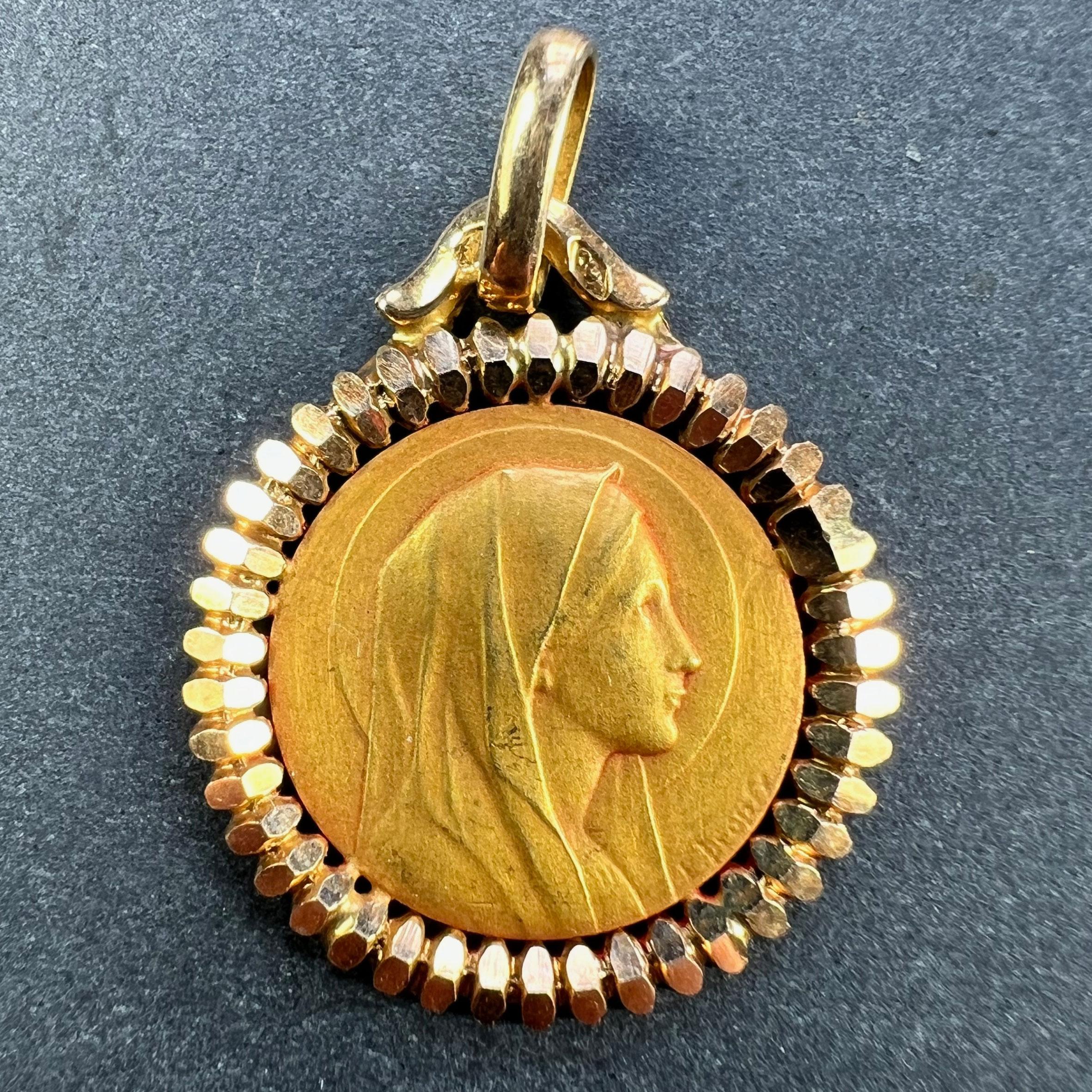 Colgante francés de oro amarillo de 18 quilates (18K) diseñado como una medalla redonda que representa a la Virgen María dentro de un halo con un grueso marco estriado. Firmado E. Dropsy. Estampado con la cabeza de águila de fabricación francesa y