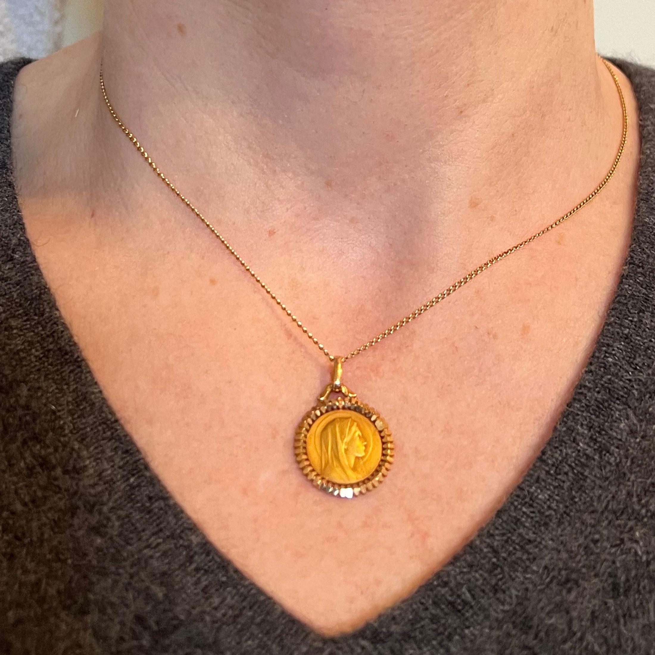 De las mujeres Colgante de Medalla Religiosa de Oro Amarillo de 18 quilates de la Virgen María de Perriat de Francia en venta