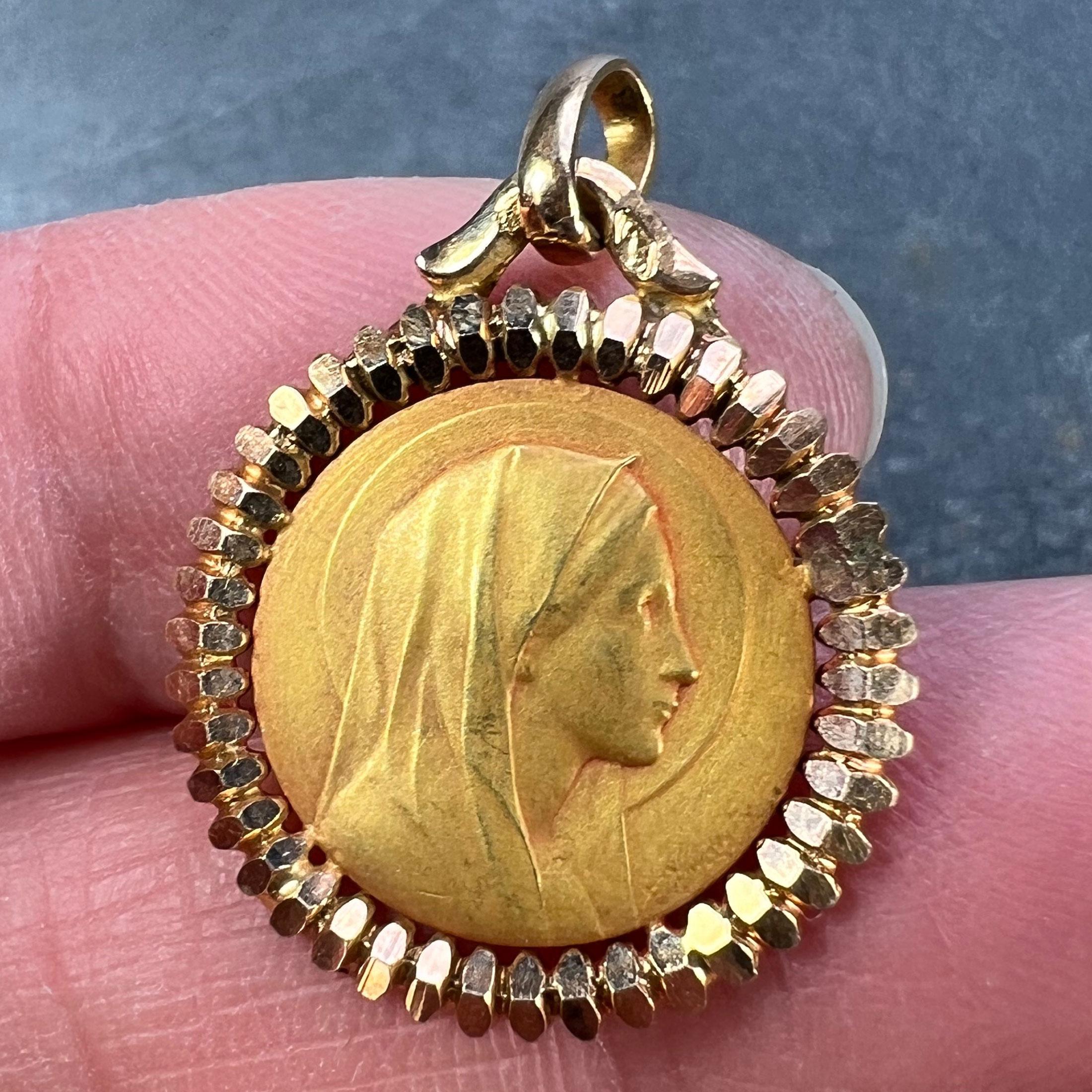Pendentif français Dropsy Perriat Virgin Mary en or jaune 18 carats avec médaille religieuse en vente 1