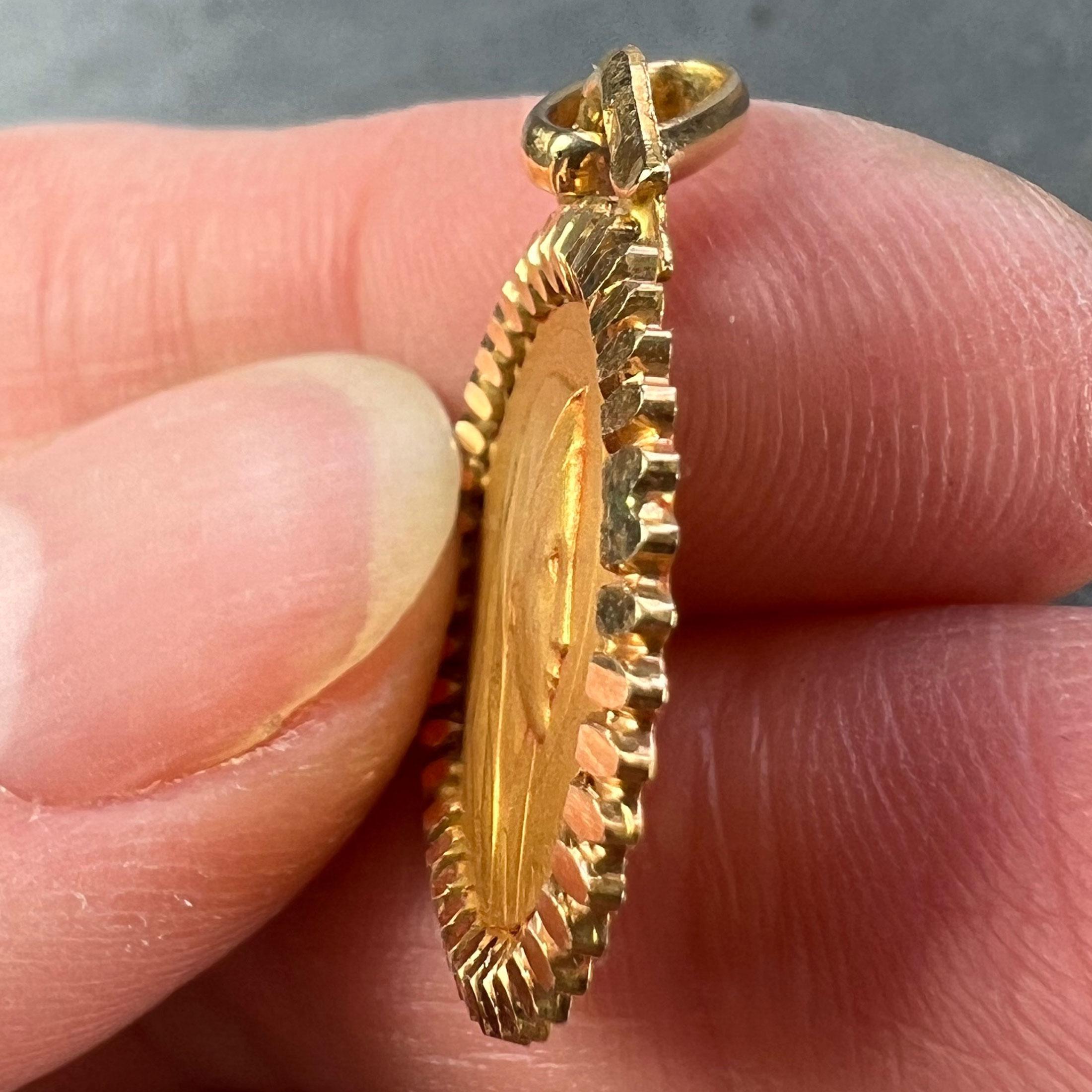 Colgante de Medalla Religiosa de Oro Amarillo de 18 quilates de la Virgen María de Perriat de Francia en venta 3