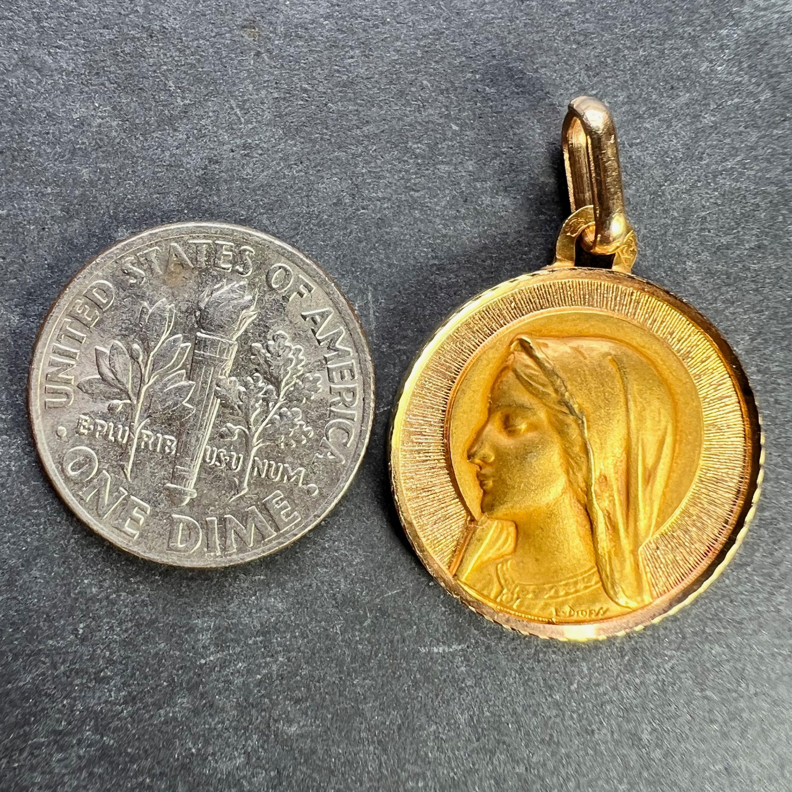 Colgante francés Dropsy Perroud Virgen María 18K Yellow Gold Medal en venta 6