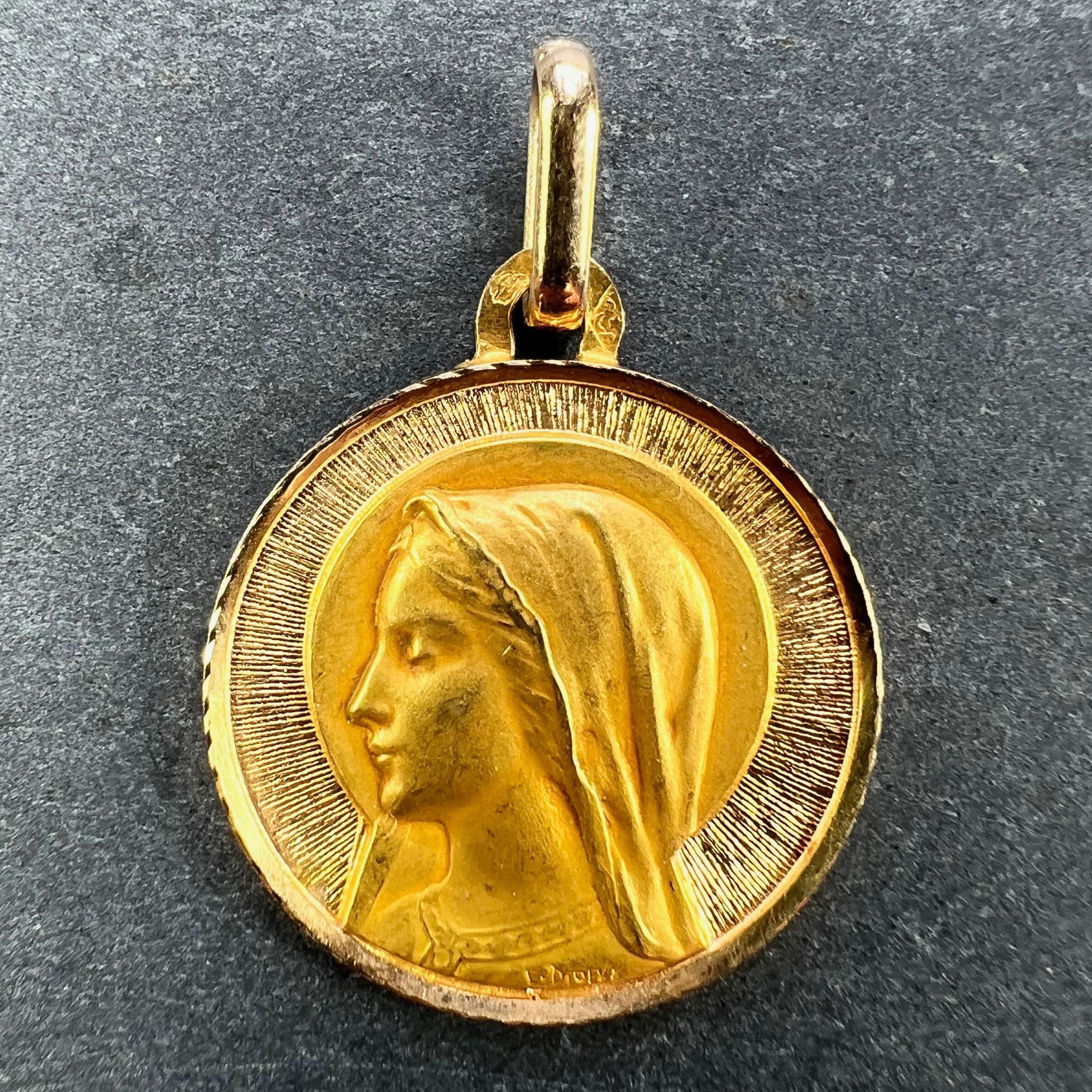 Colgante francés de oro amarillo de 18 quilates (18K) diseñado como una medalla redonda que representa a la Virgen María de perfil con un halo y un fondo de rayos de sol de oro rosa. Firmado E Dropsy. Estampado con la cabeza de águila de fabricación