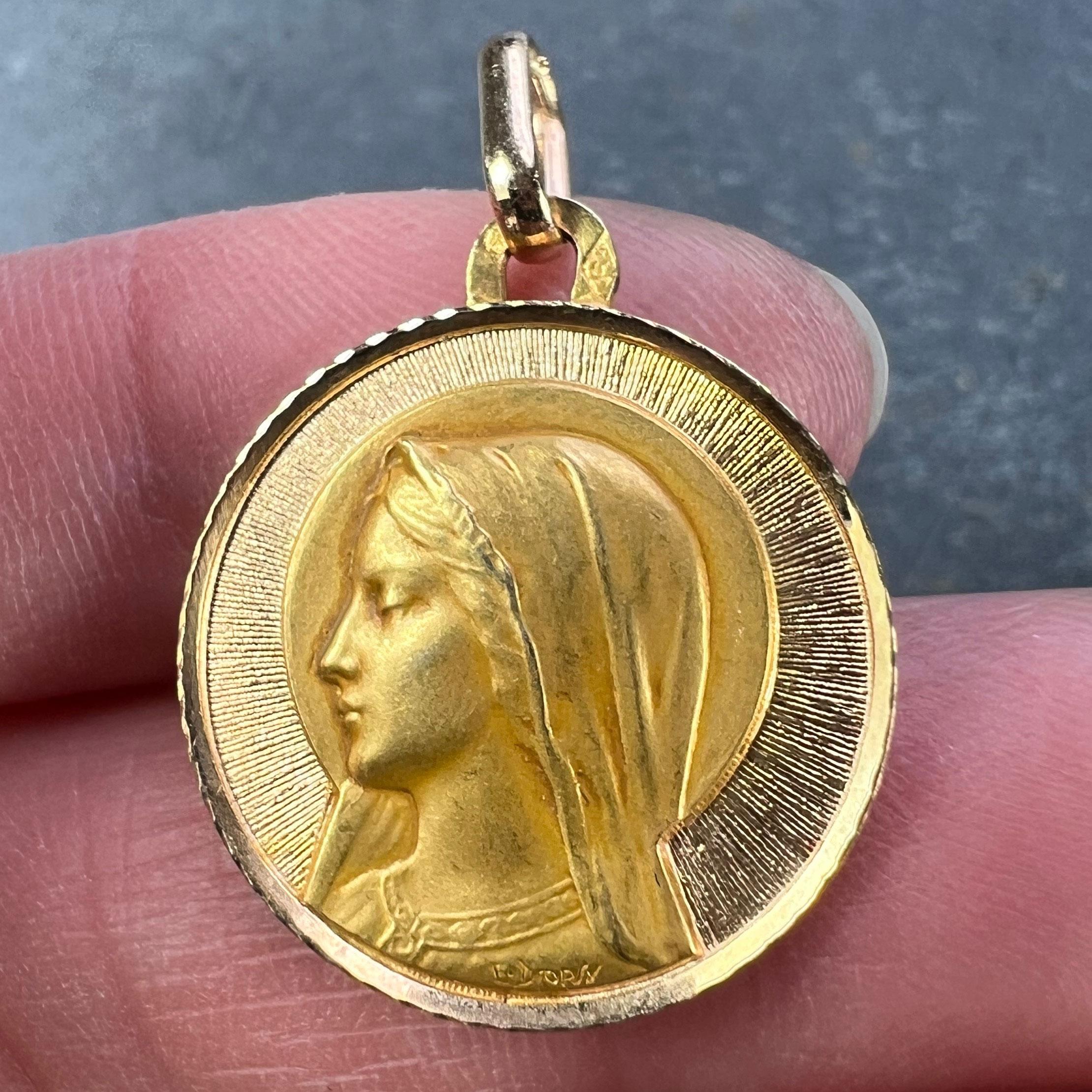 Colgante francés Dropsy Perroud Virgen María 18K Yellow Gold Medal en venta 1
