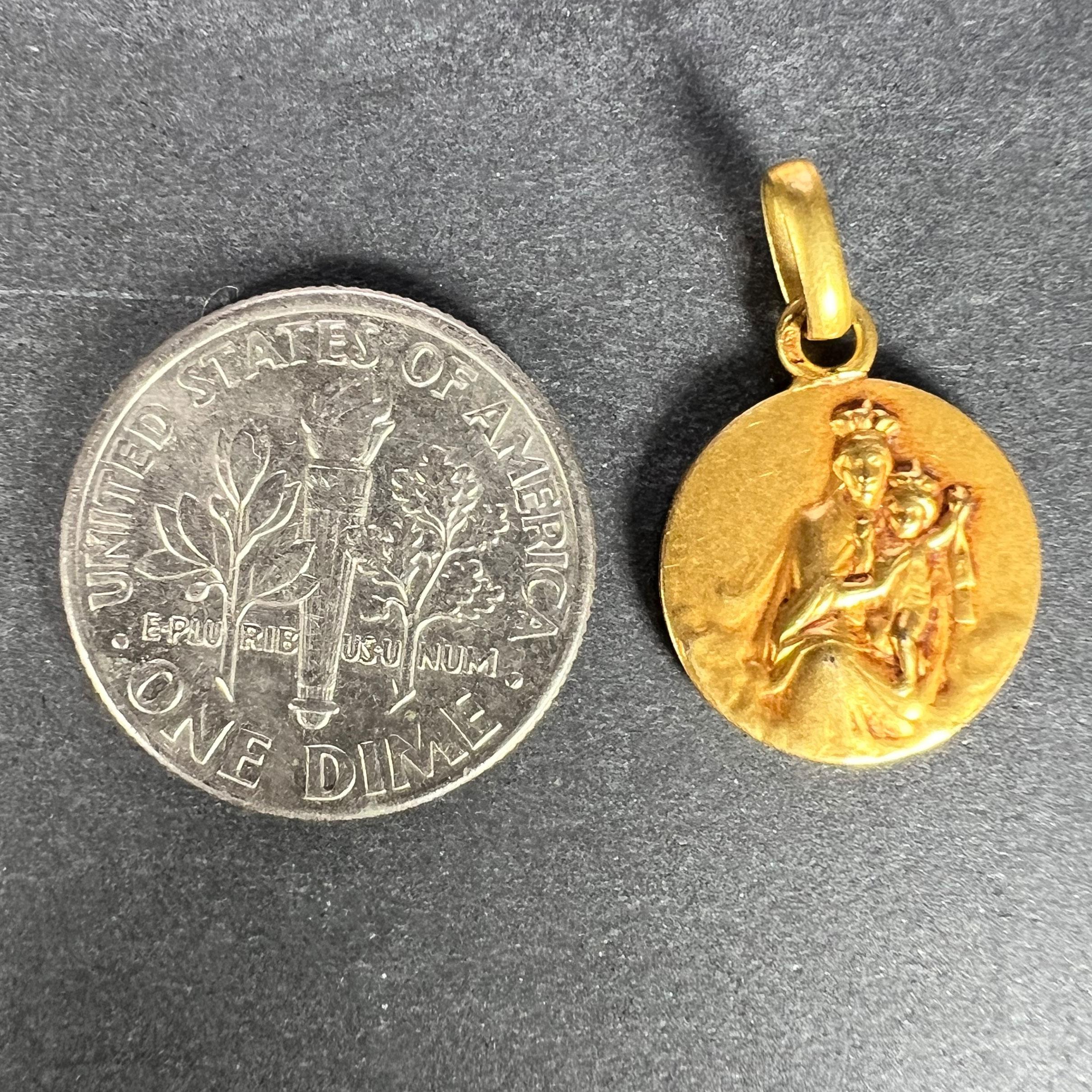 Pendentif Médaille en or jaune 18K avec le Sacré-Cœur de la Madonna & Child en vente 6