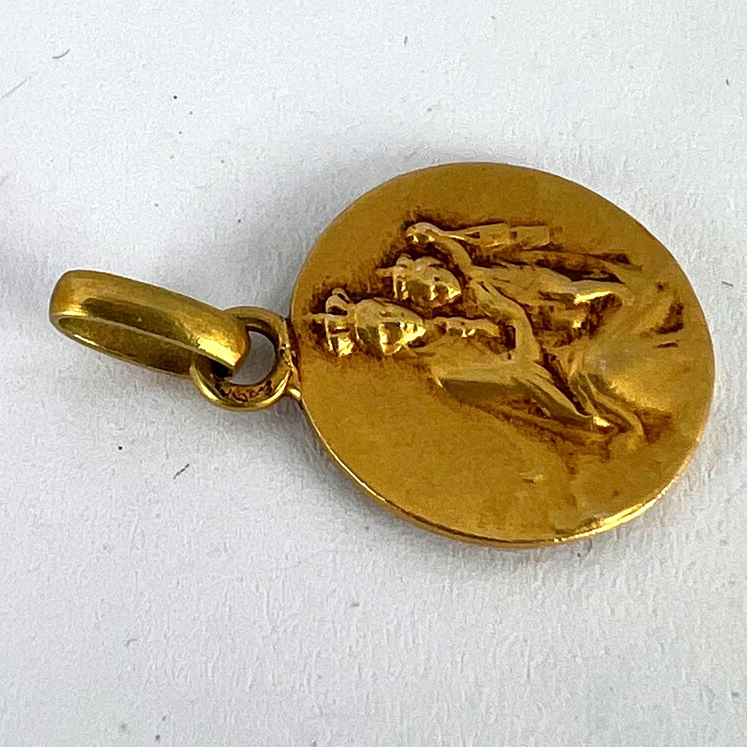 Pendentif Médaille en or jaune 18K avec le Sacré-Cœur de la Madonna & Child en vente 10