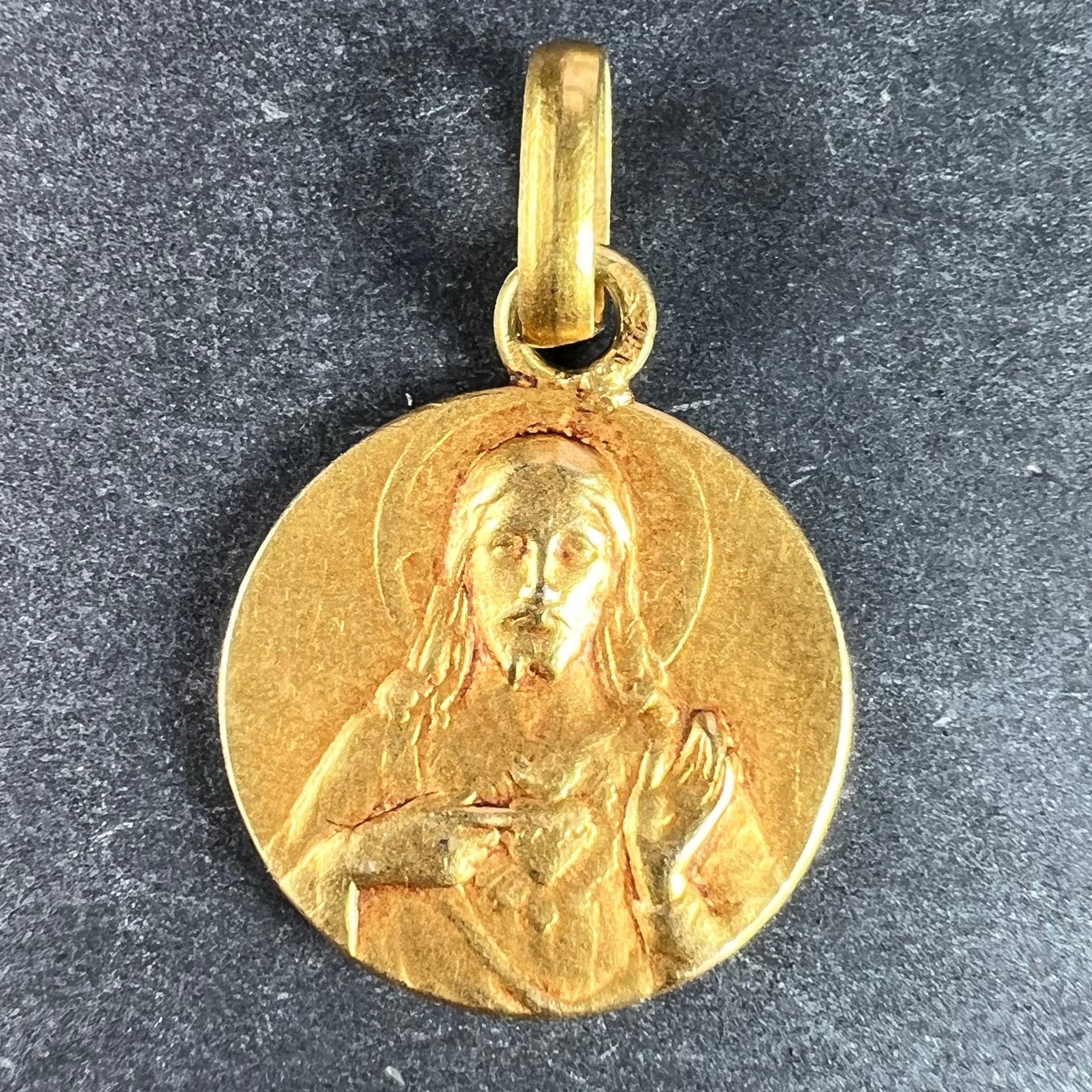 Pendentif à breloques en or jaune 18 carats (18K) conçu comme une médaille ronde avec un relief de Jésus-Christ avec le Sacré-Cœur d'un côté ; de l'autre, la Vierge Marie en Vierge à l'Enfant sur un trône au Ciel. Signé Dropsy  et estampillé de la
