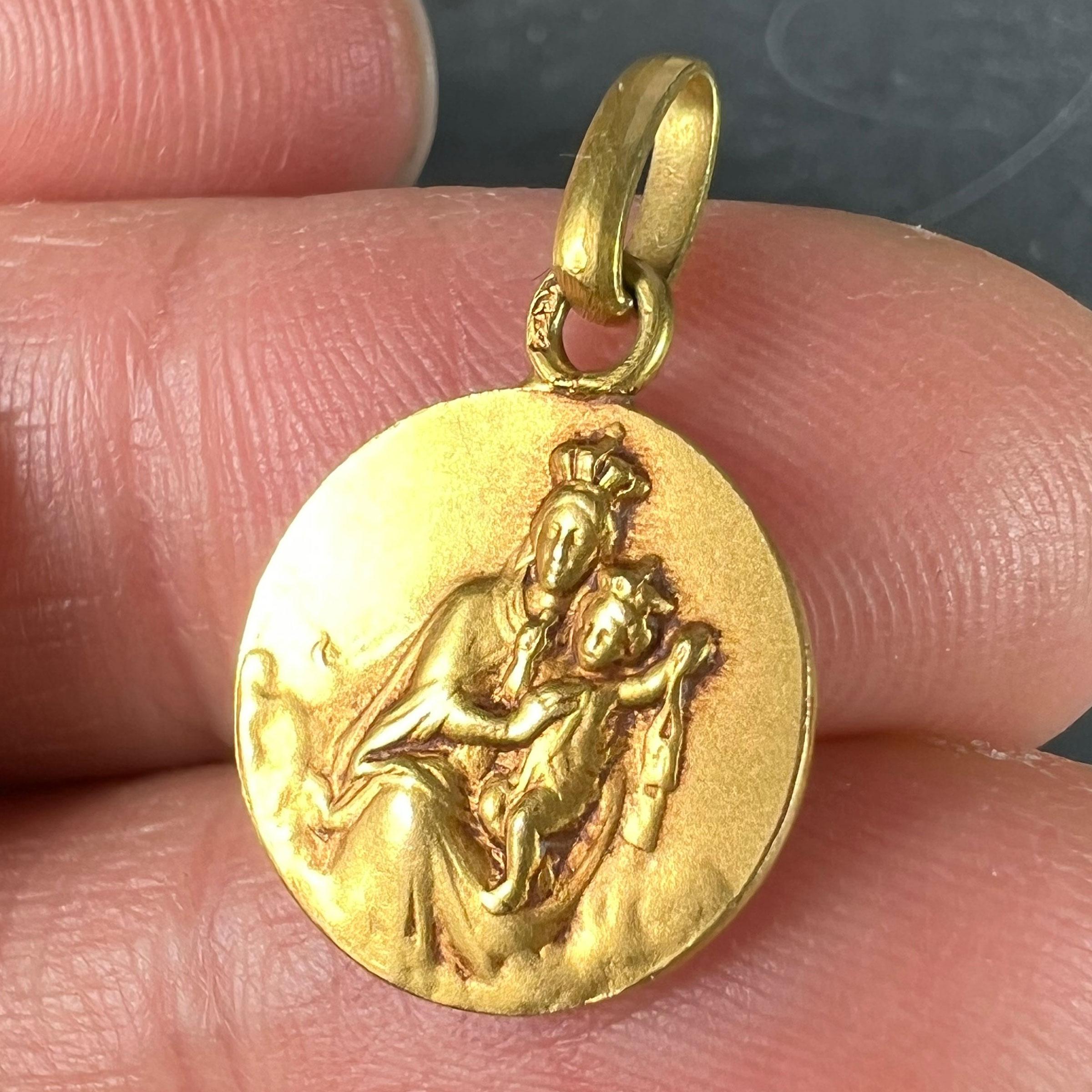 French Dropsy Sacred Heart Madonna and Child 18K Yellow Gold Medal Pendant For Sale 3