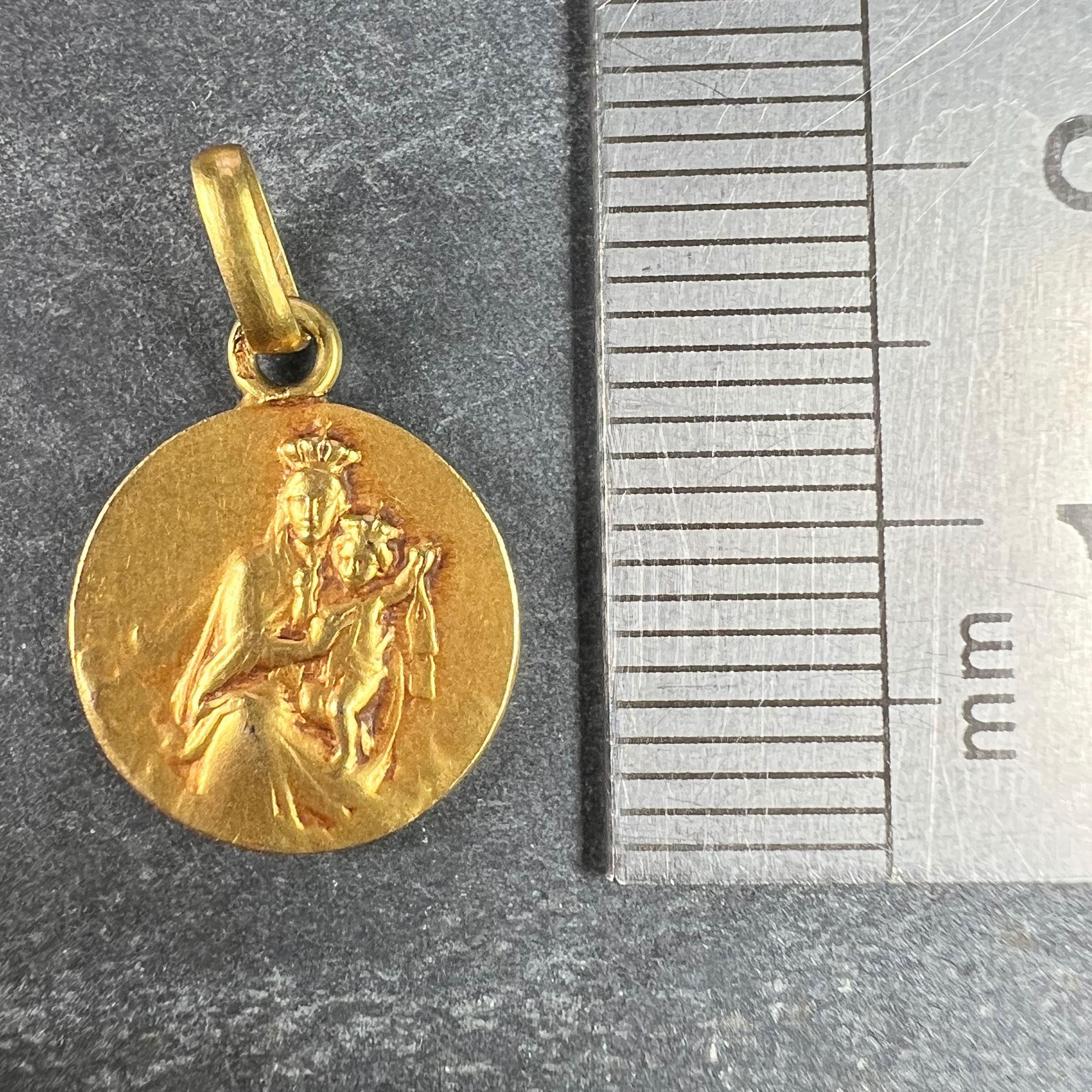 French Dropsy Sacred Heart Madonna and Child 18K Yellow Gold Medal Pendant For Sale 4