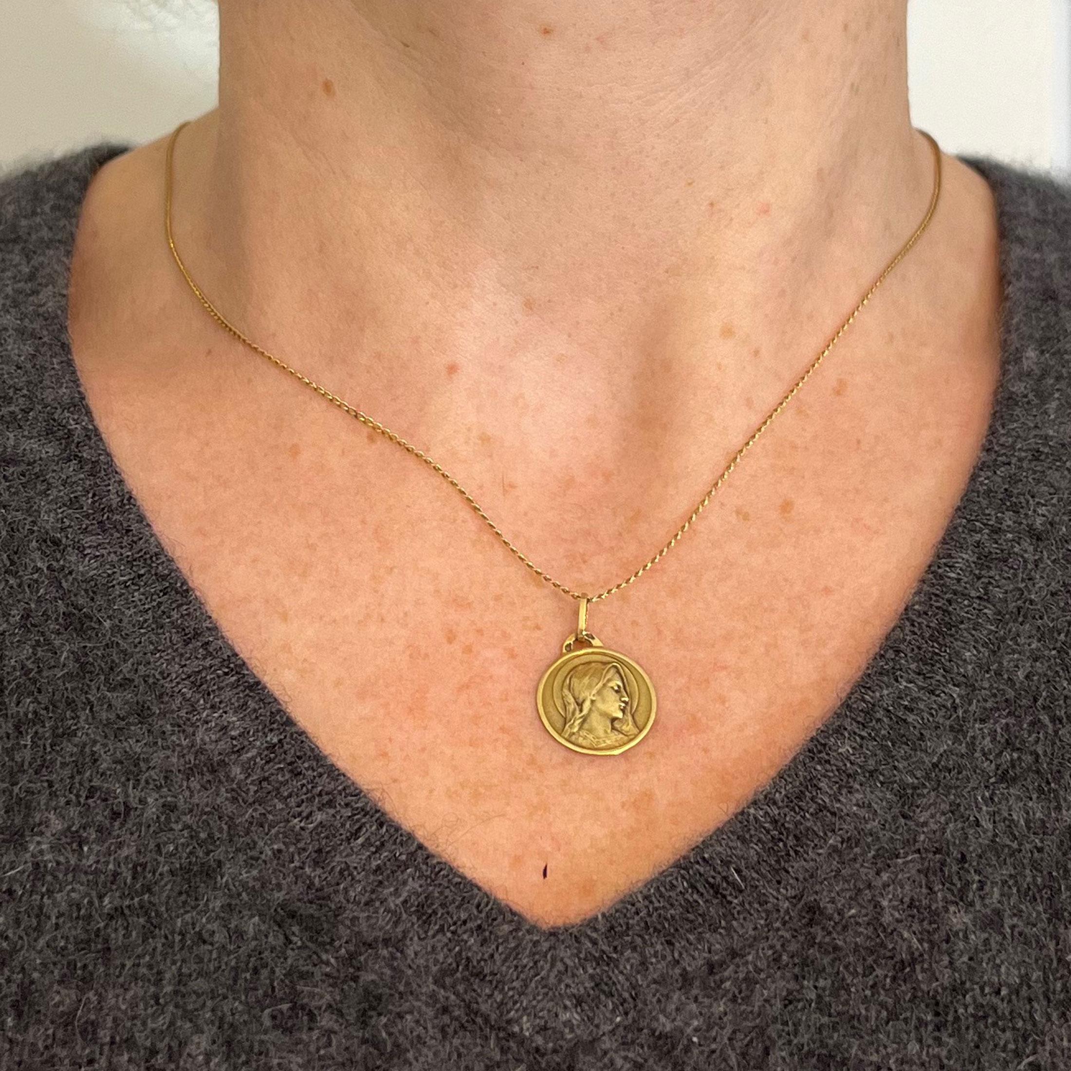 Pendentif en or jaune 18K avec breloque en forme de médaille de la Vierge de Dropsy française Pour femmes en vente