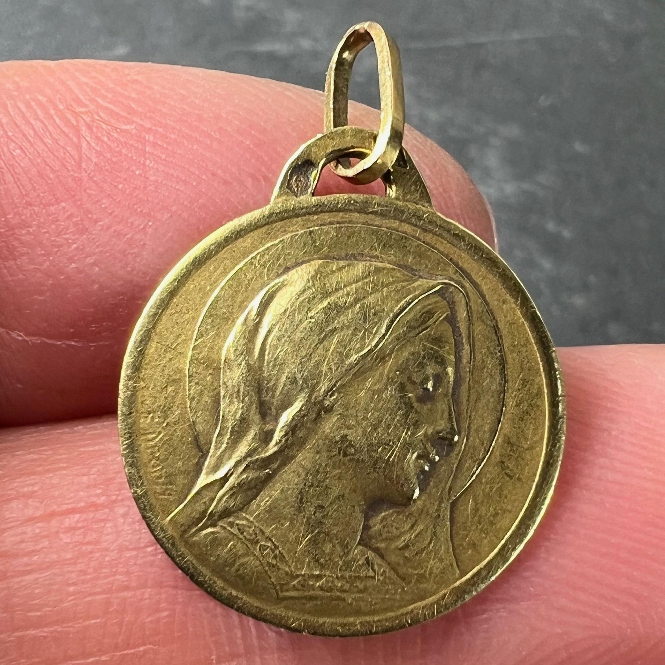 Pendentif en or jaune 18K avec breloque en forme de médaille de la Vierge de Dropsy française en vente 1