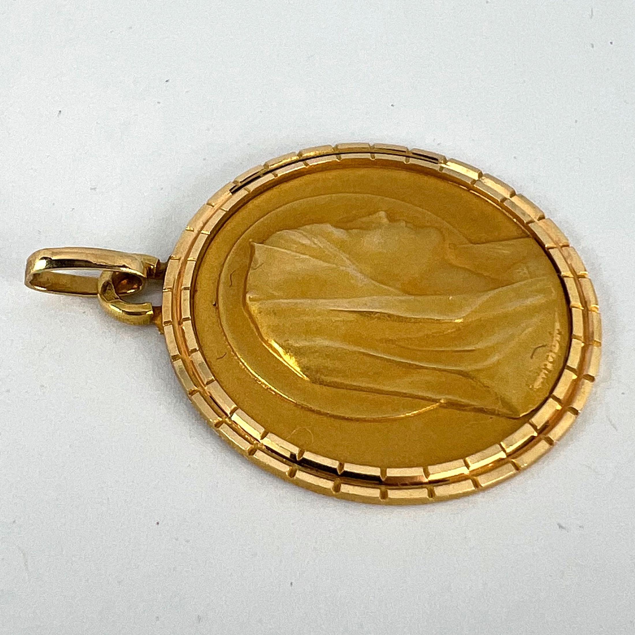 French Dropsy Virgin Mary 18K Yellow Gold Medal Pendant For Sale 10