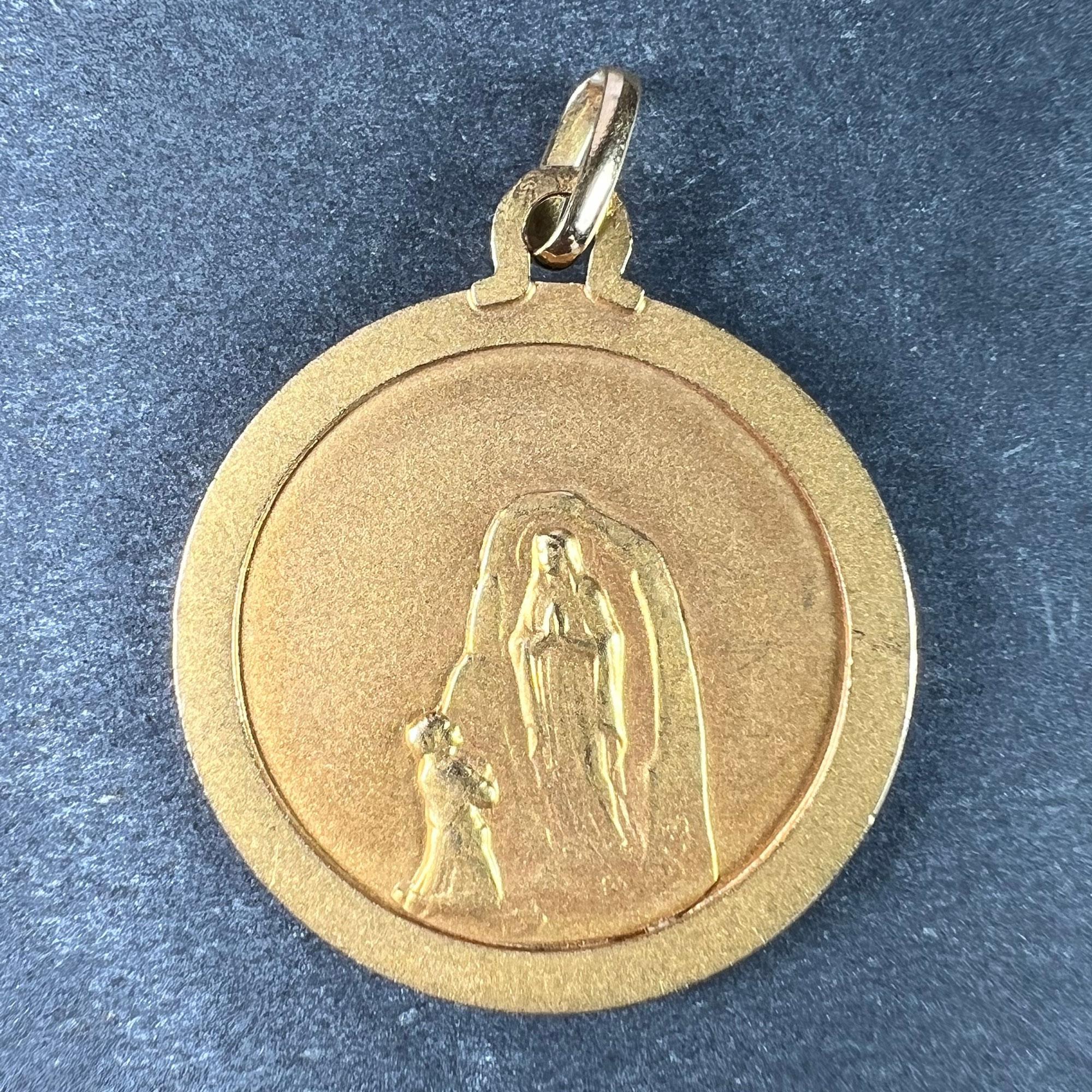 French Dropsy Virgin Mary 18K Yellow Gold Medal Pendant In Good Condition For Sale In London, GB